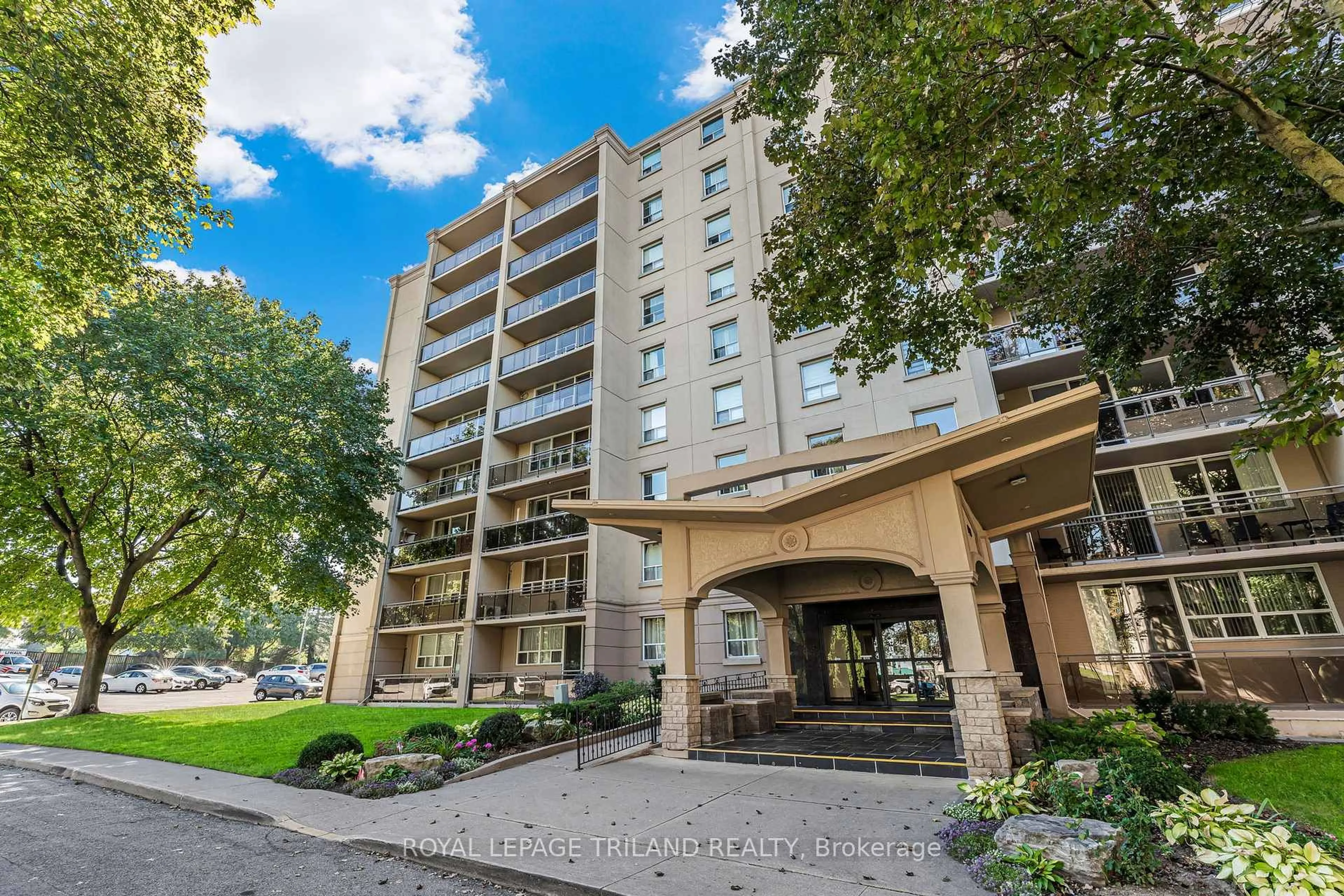 Indoor foyer for 6400 Huggins St #803, Niagara Falls Ontario L2J 3G5