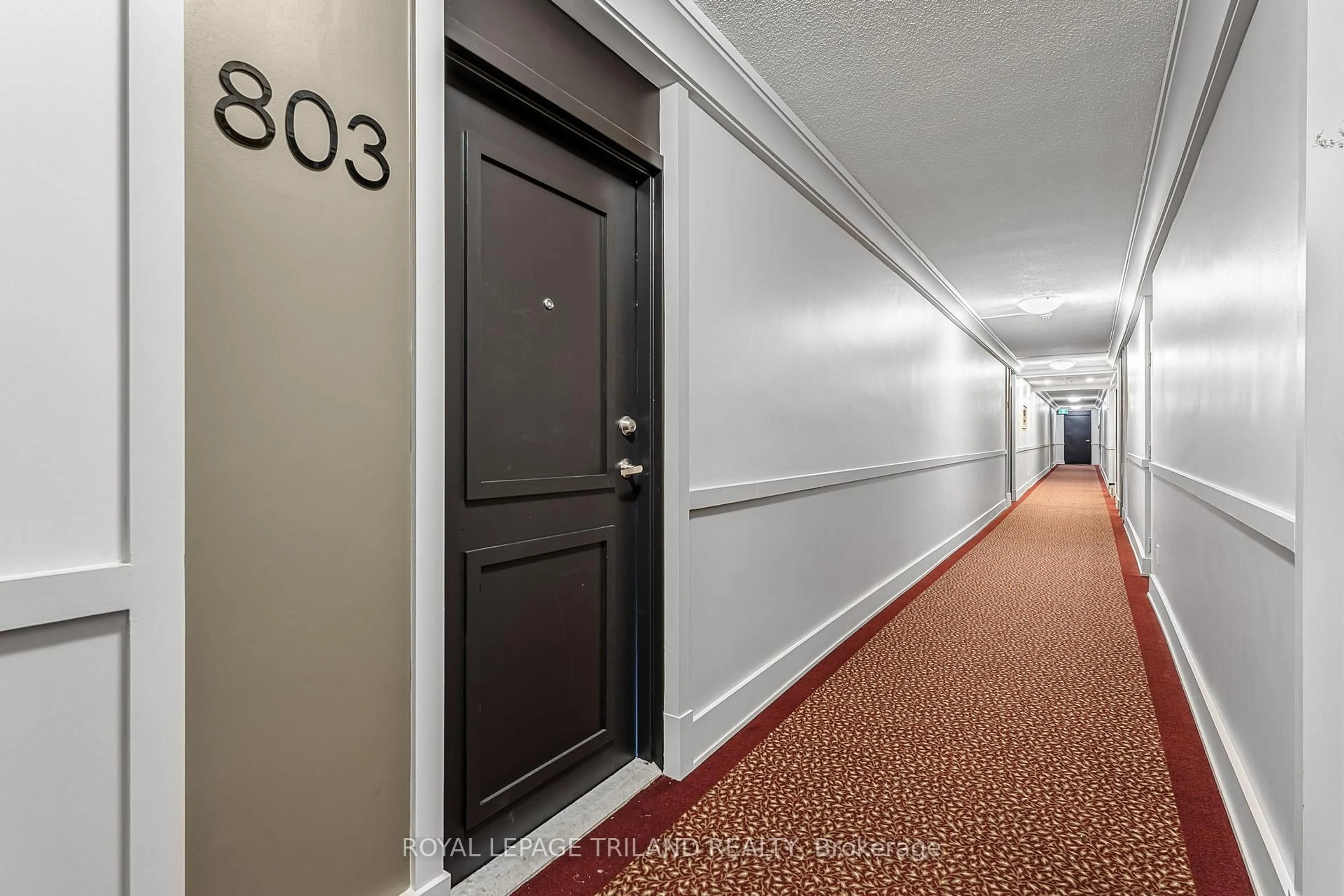 Indoor foyer for 6400 Huggins St #803, Niagara Falls Ontario L2J 3G5