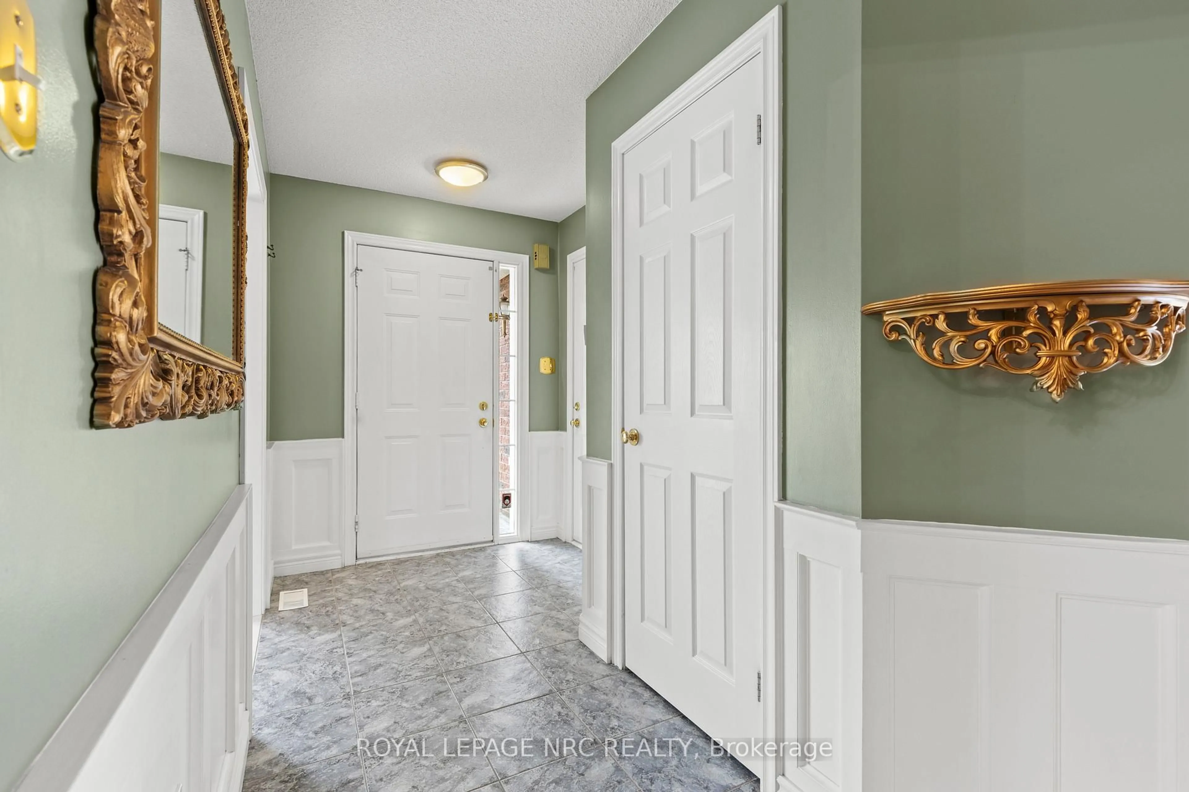 Indoor entryway for 38 Baker Rd, Grimsby Ontario L3M 5H6