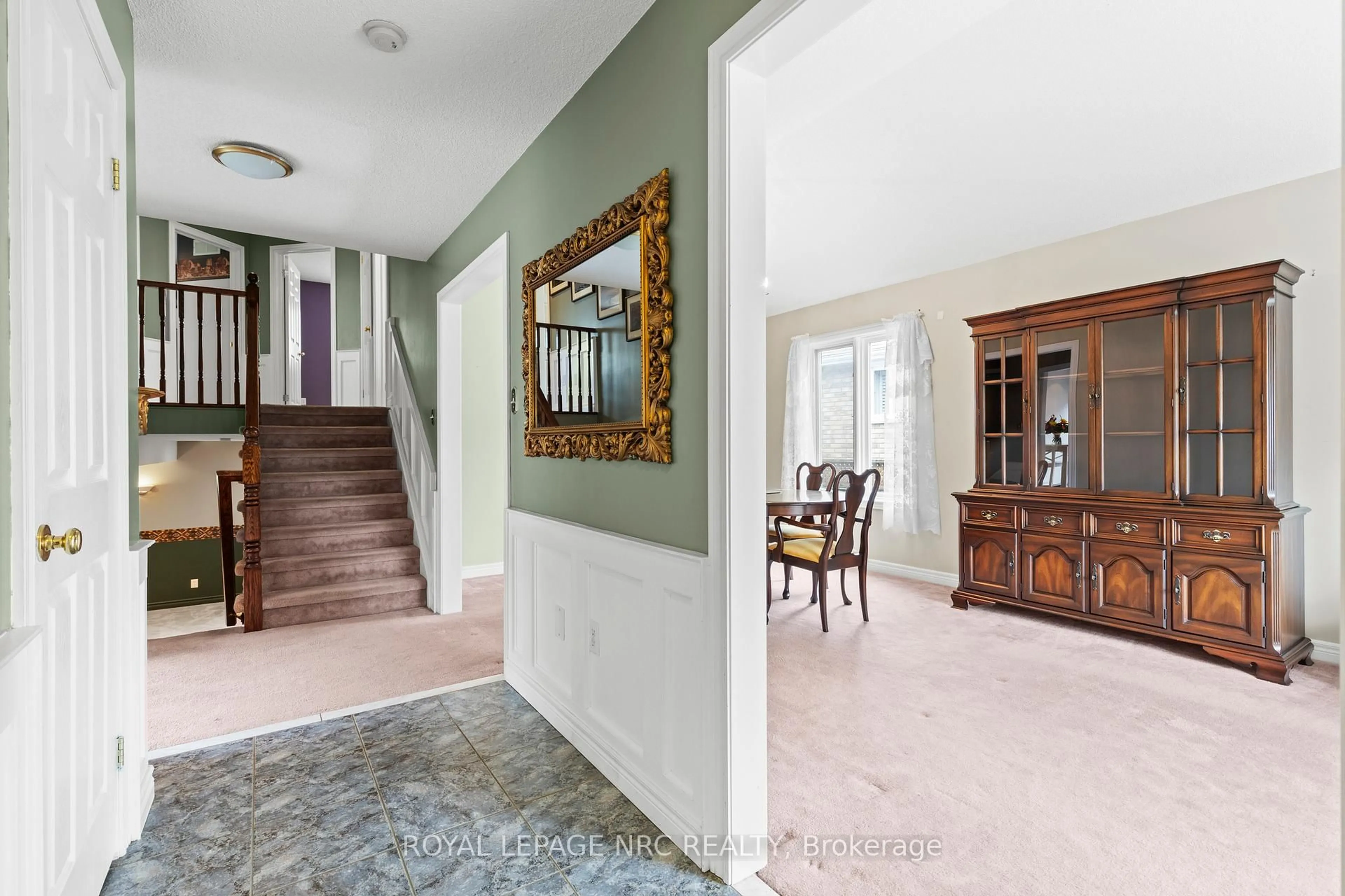 Indoor foyer for 38 Baker Rd, Grimsby Ontario L3M 5H6