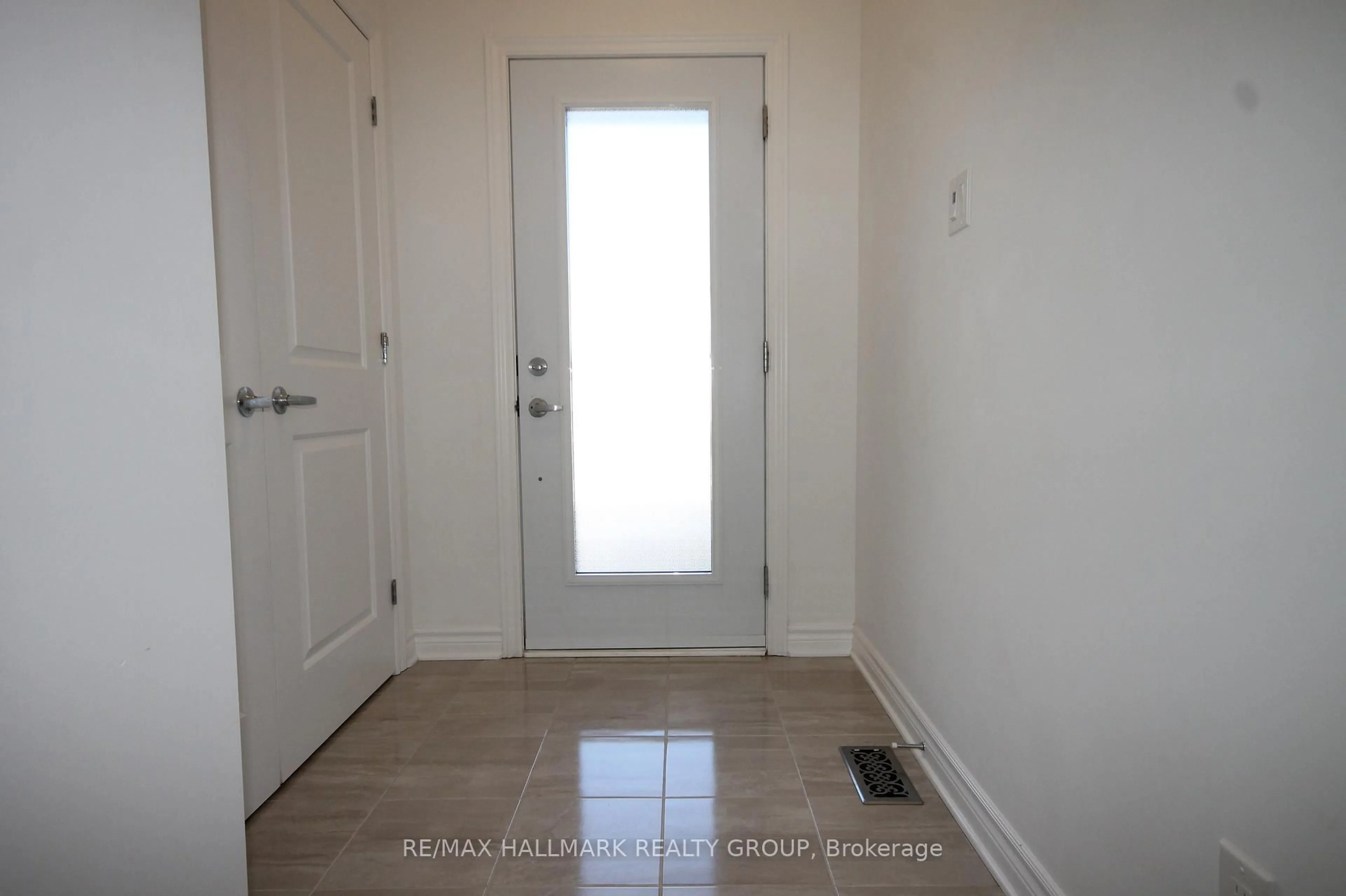 Indoor entryway for 280 Munro St, Carleton Place Ontario K7C 0P2