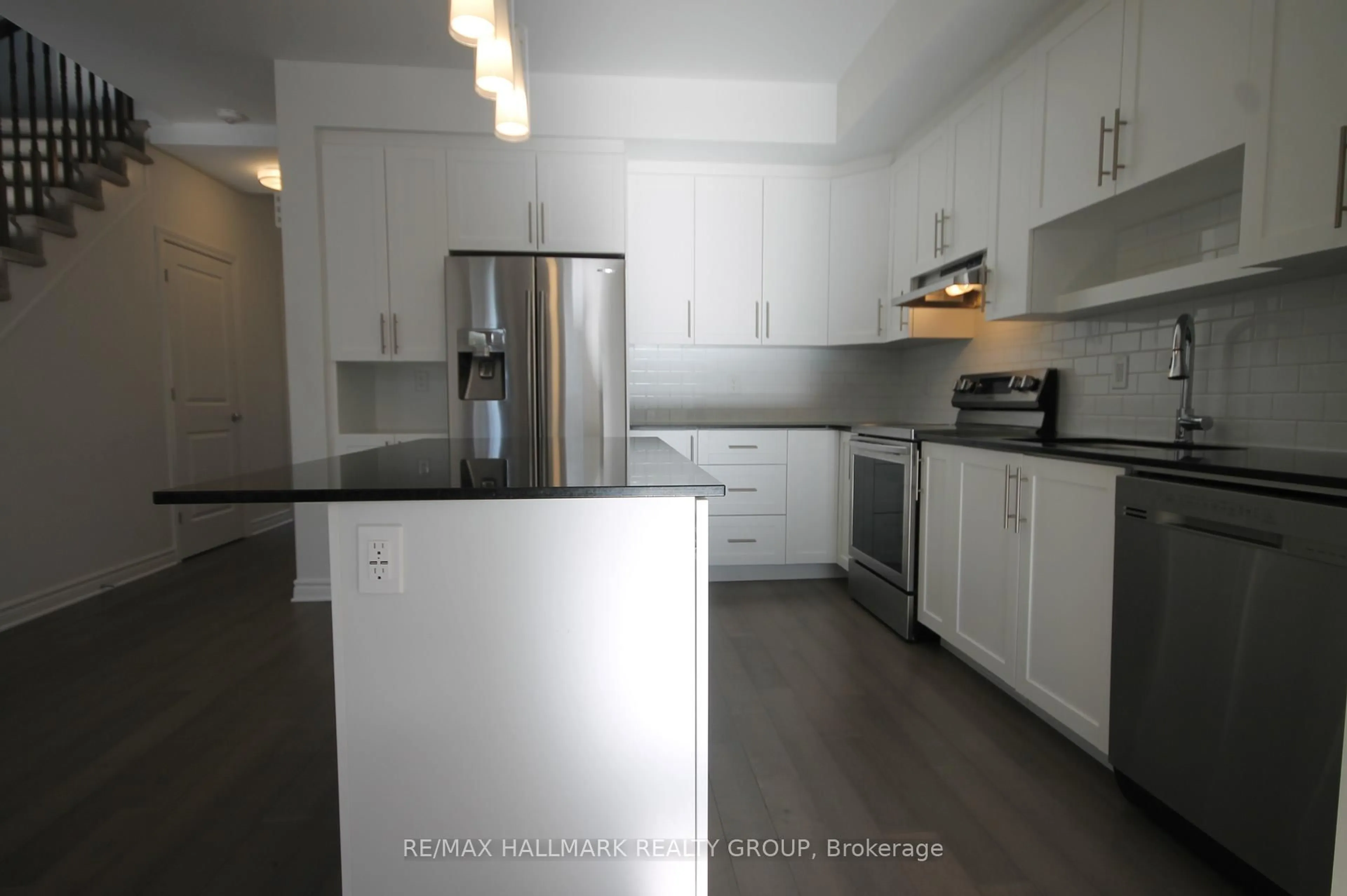 Standard kitchen, wood/laminate floor for 280 Munro St, Carleton Place Ontario K7C 0P2