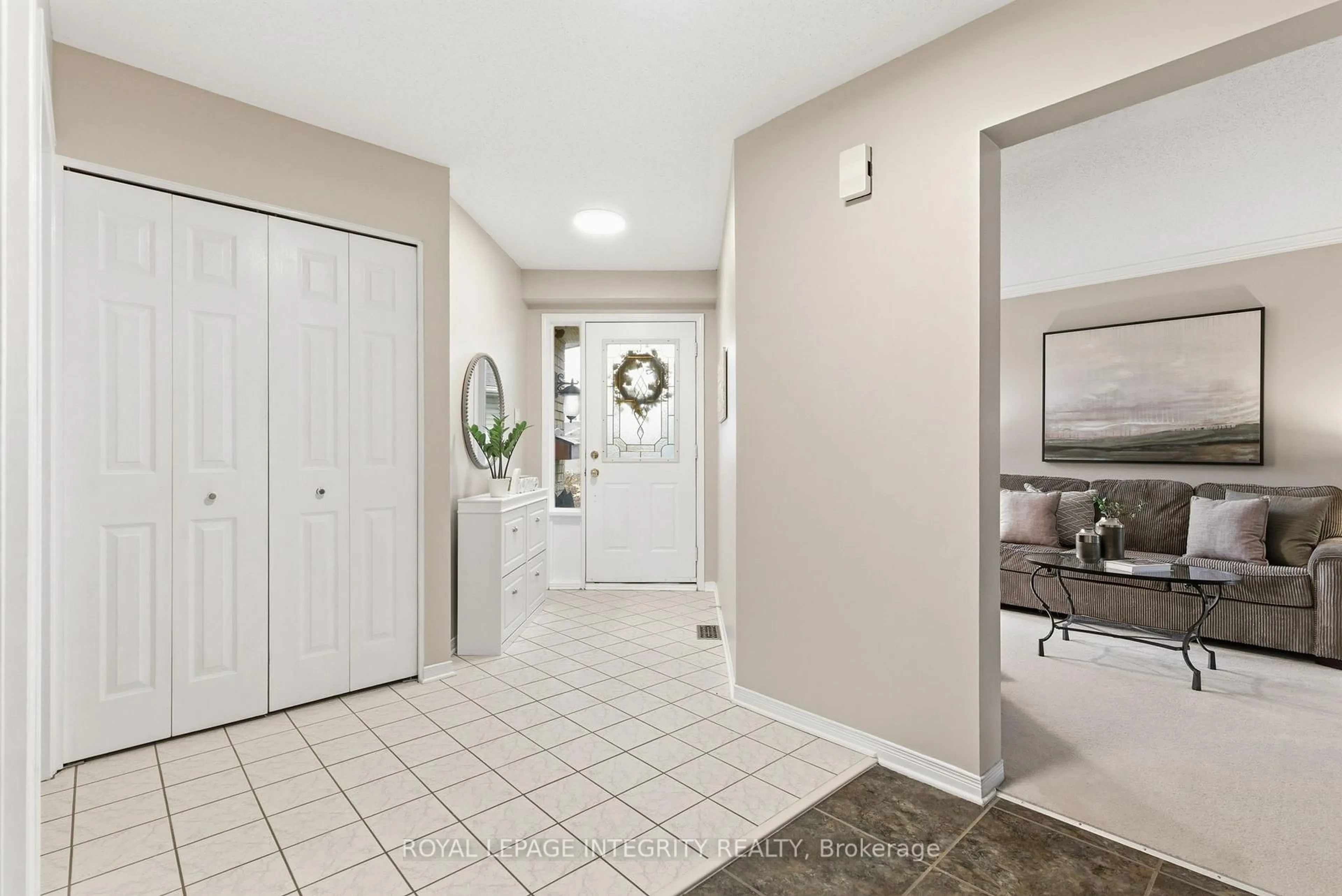 Indoor entryway for 33 Wiltshire Circ, Ottawa Ontario K2J 4L1