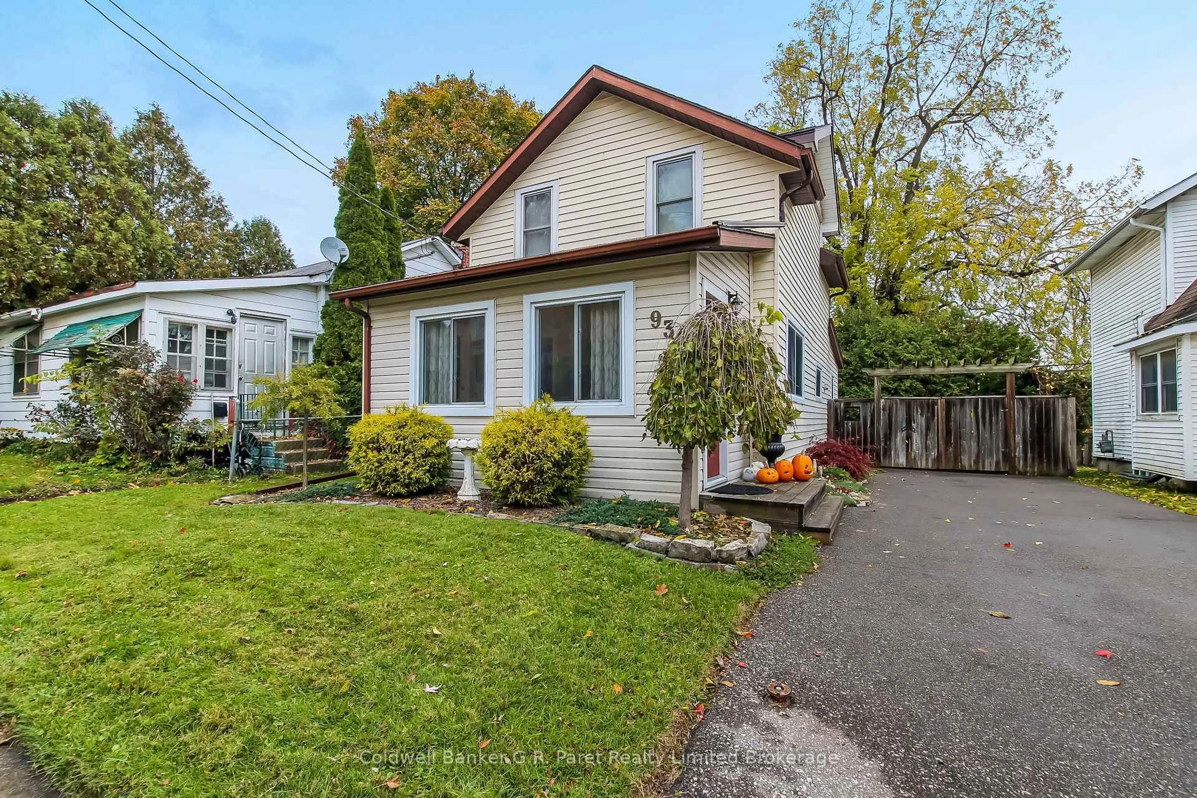 Home with vinyl exterior material, street for 93 King Lane, Norfolk Ontario N3Y 3Z6