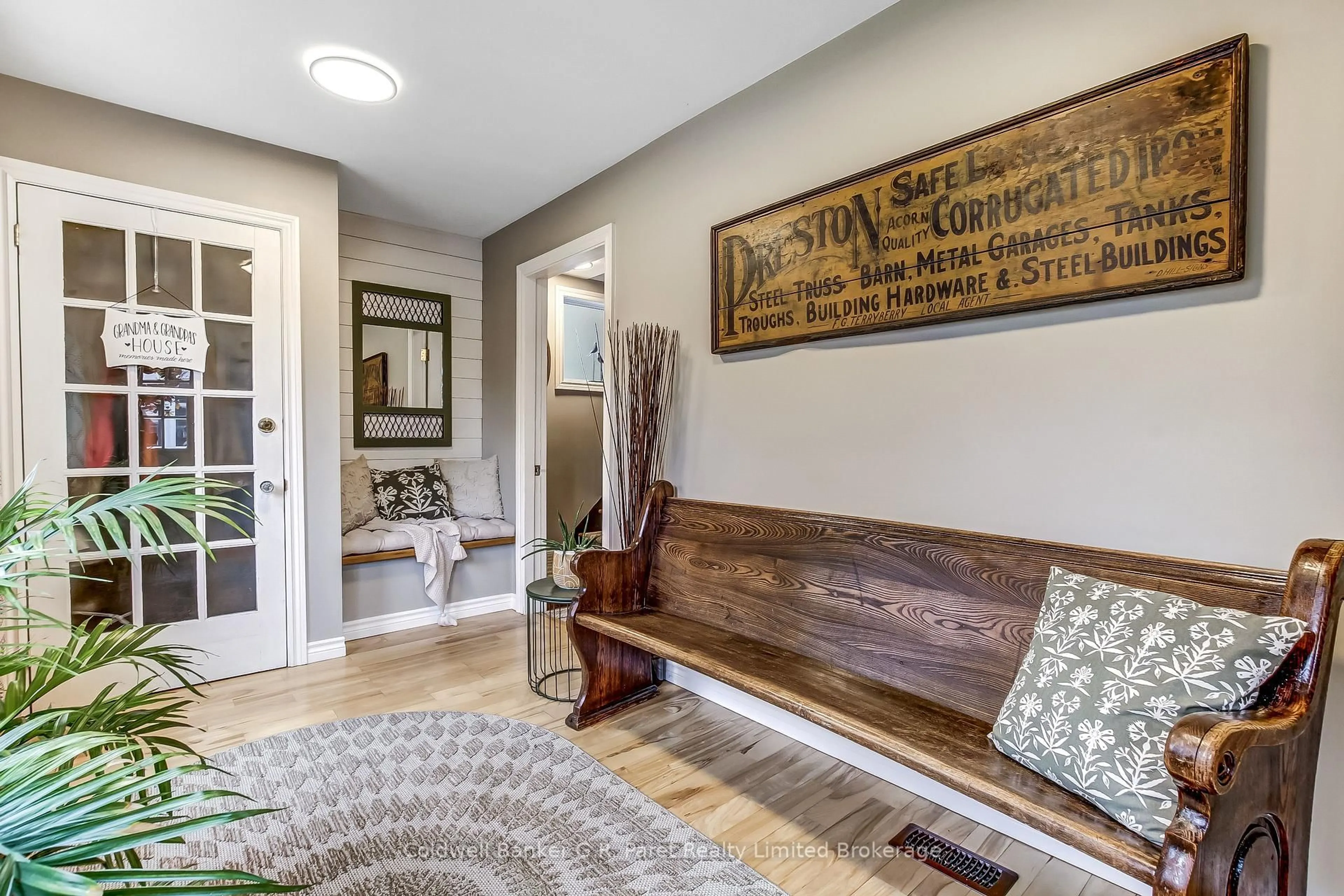 Indoor entryway for 93 King Lane, Norfolk Ontario N3Y 3Z6