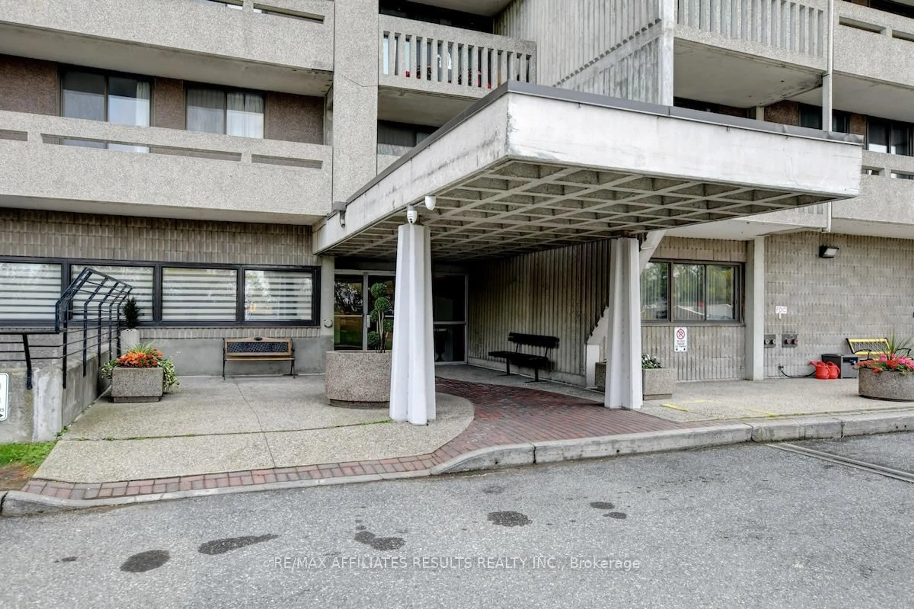 Indoor foyer for 415 Greenview Ave #304, Ottawa Ontario K2B 8G5