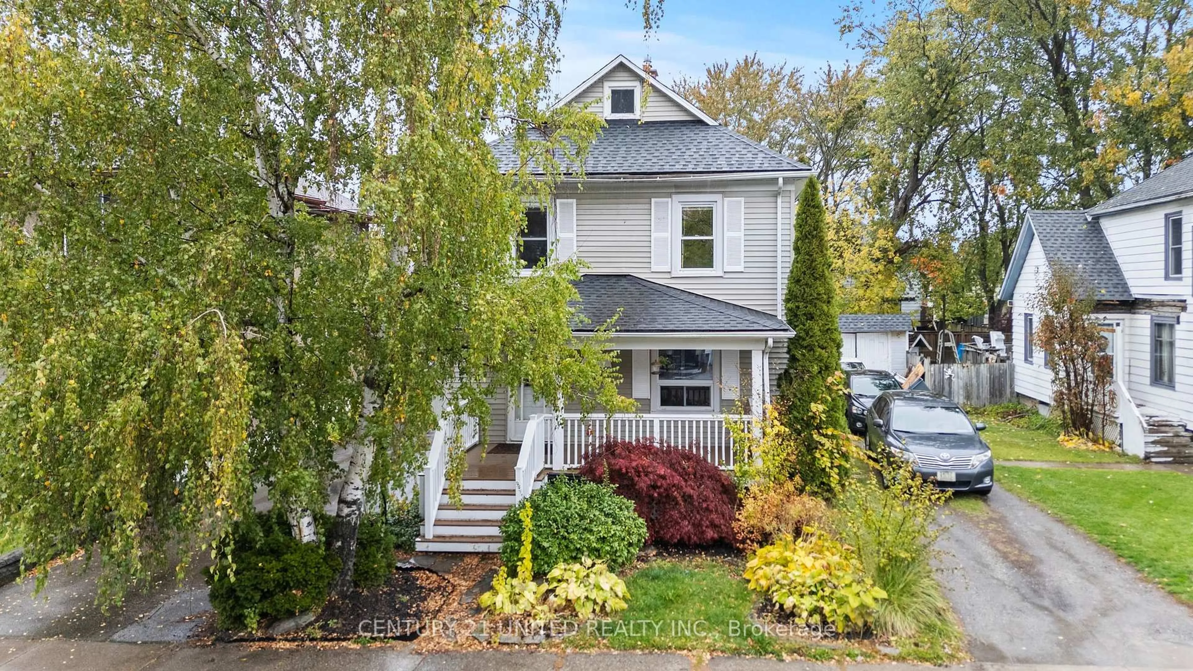 Home with vinyl exterior material, street for 16 Locust St, Welland Ontario L3C 4J2