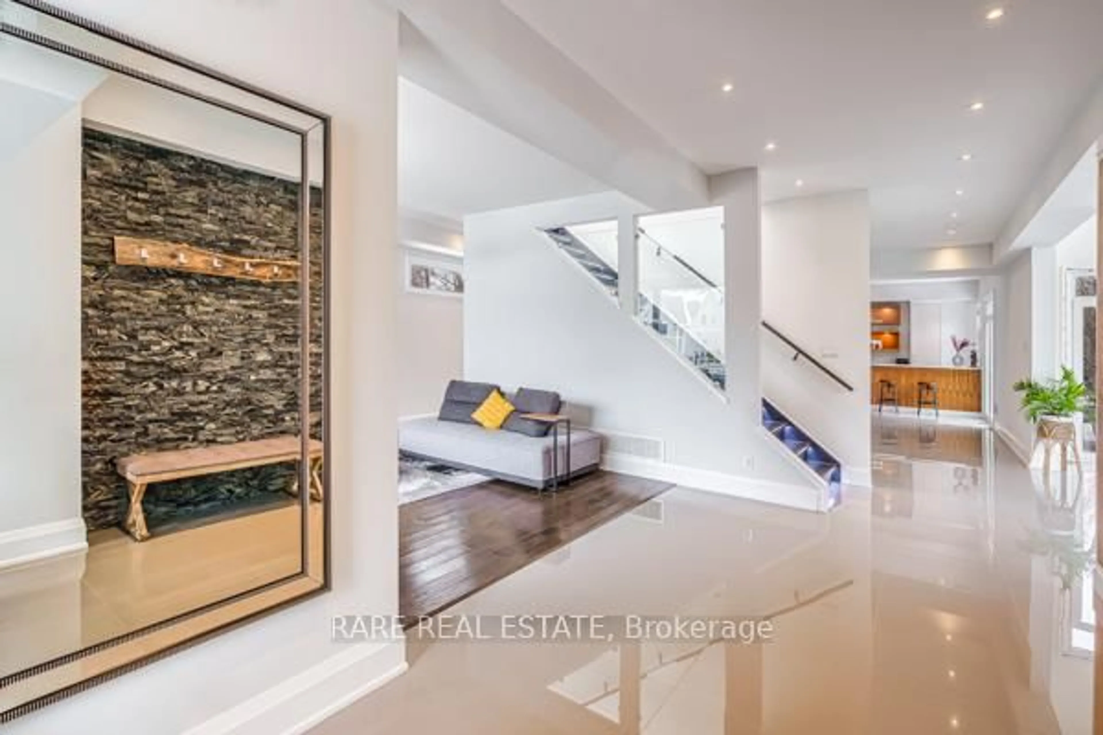 Indoor foyer for 125 Craigmore Cres, Blue Mountains Ontario L9Y 0N6