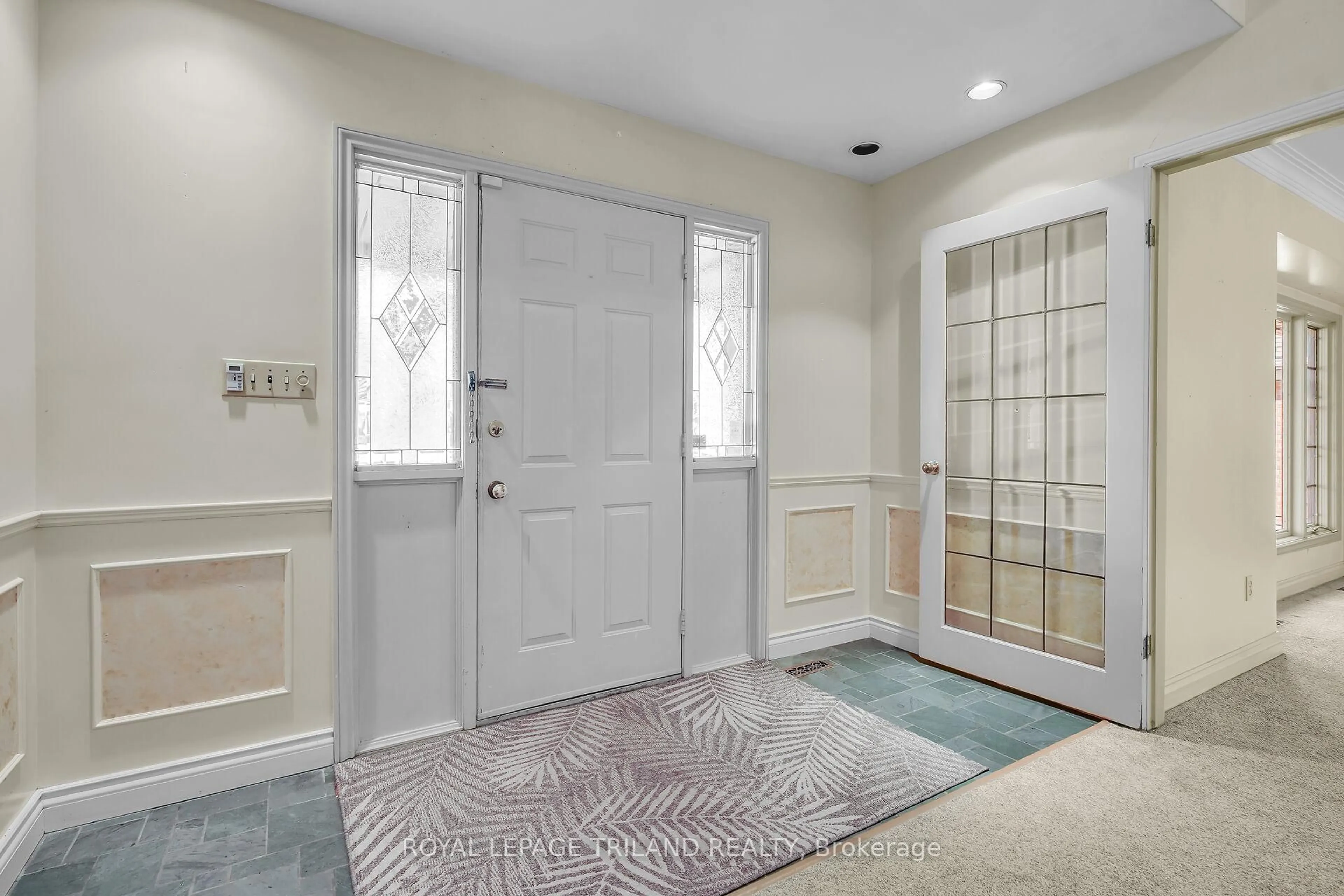 Indoor entryway for 808 Clearview Cres, London North Ontario N6H 4P7