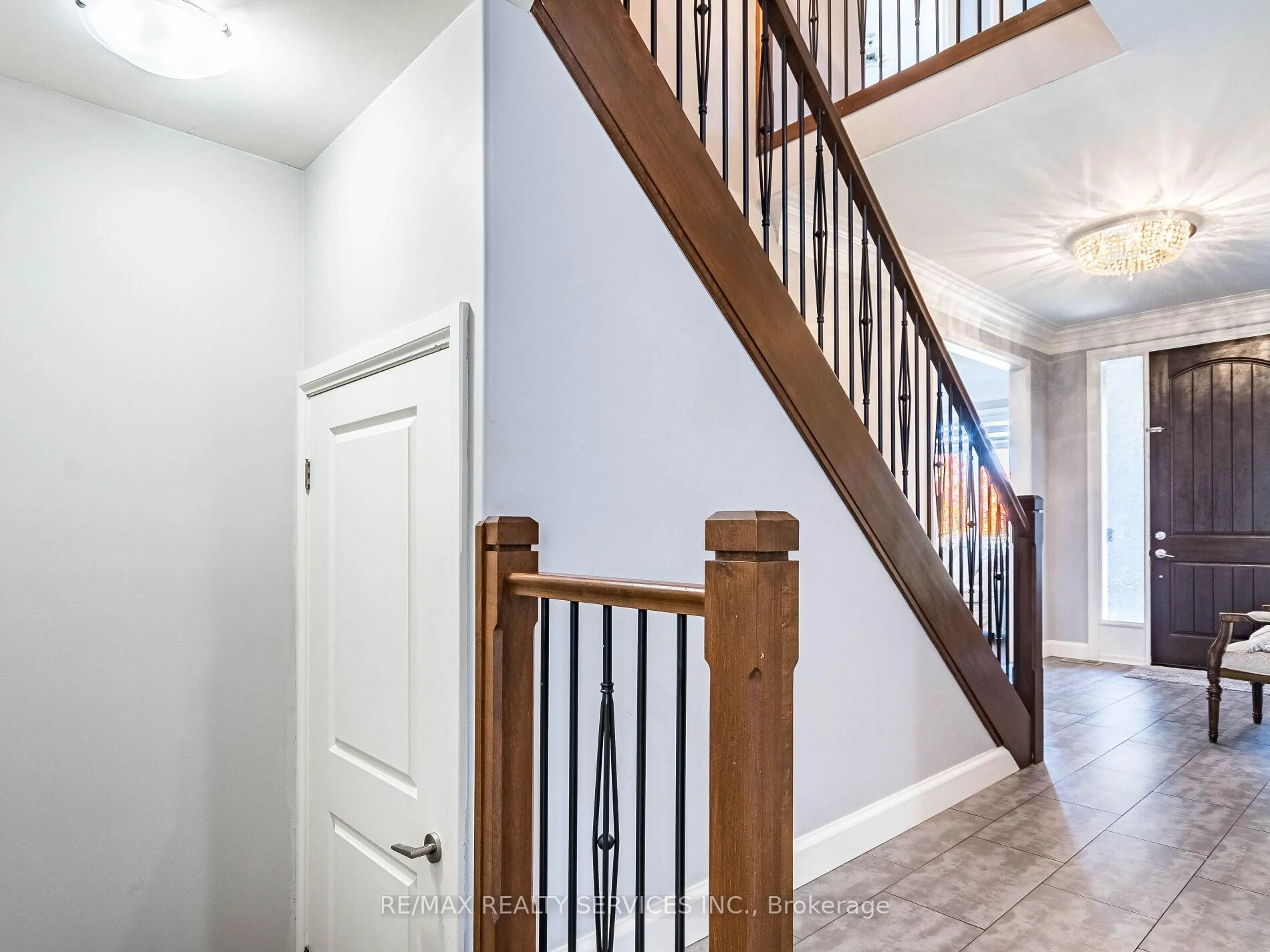 Indoor entryway for 104 Staffordshire Crt, London North Ontario N6H 5P8