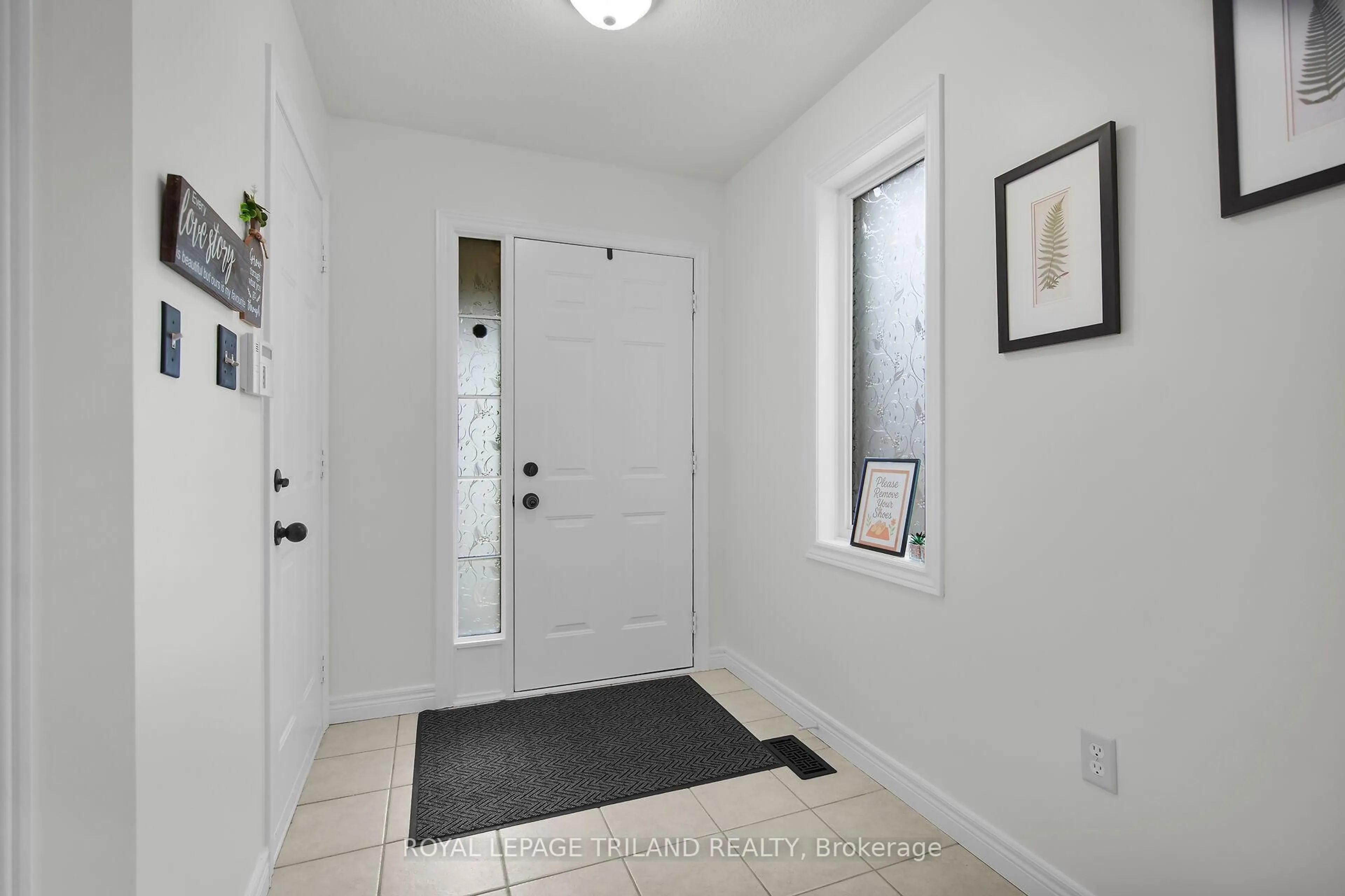 Indoor entryway for 1547 Beaverbrook Ave, London North Ontario N6H 5V3