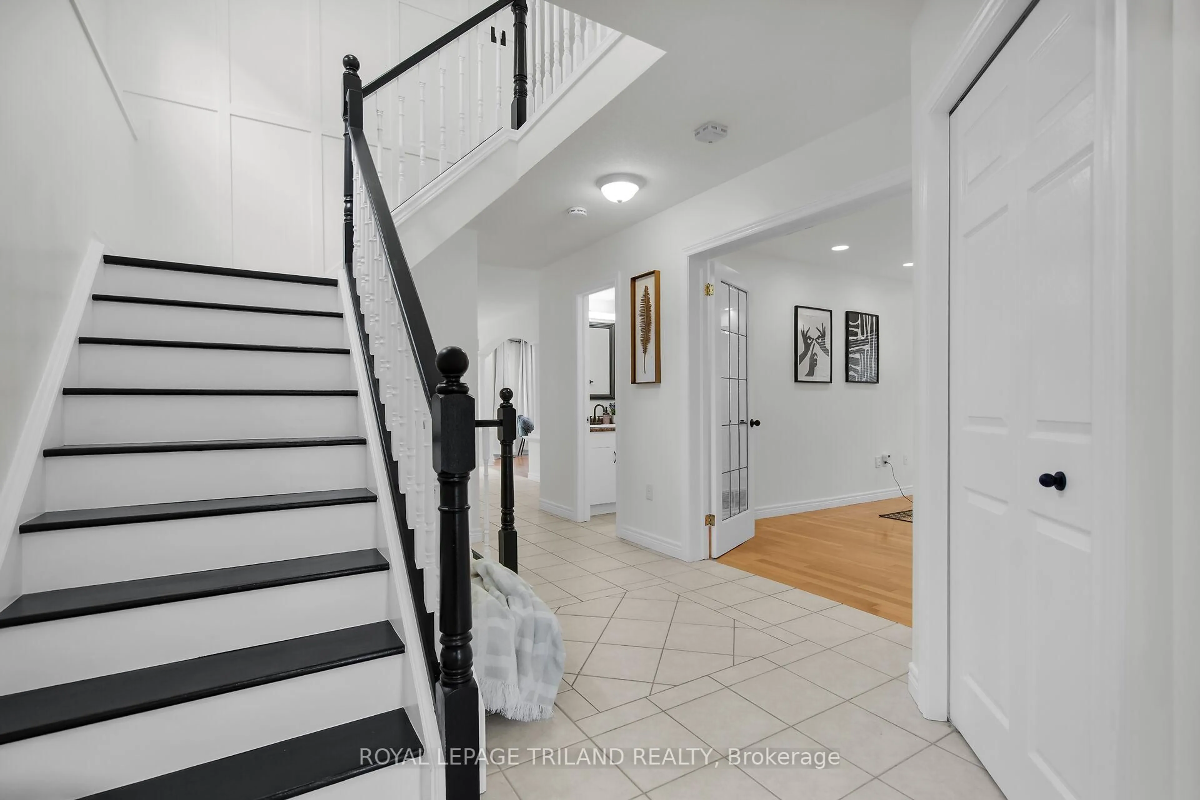 Indoor entryway for 1547 Beaverbrook Ave, London North Ontario N6H 5V3
