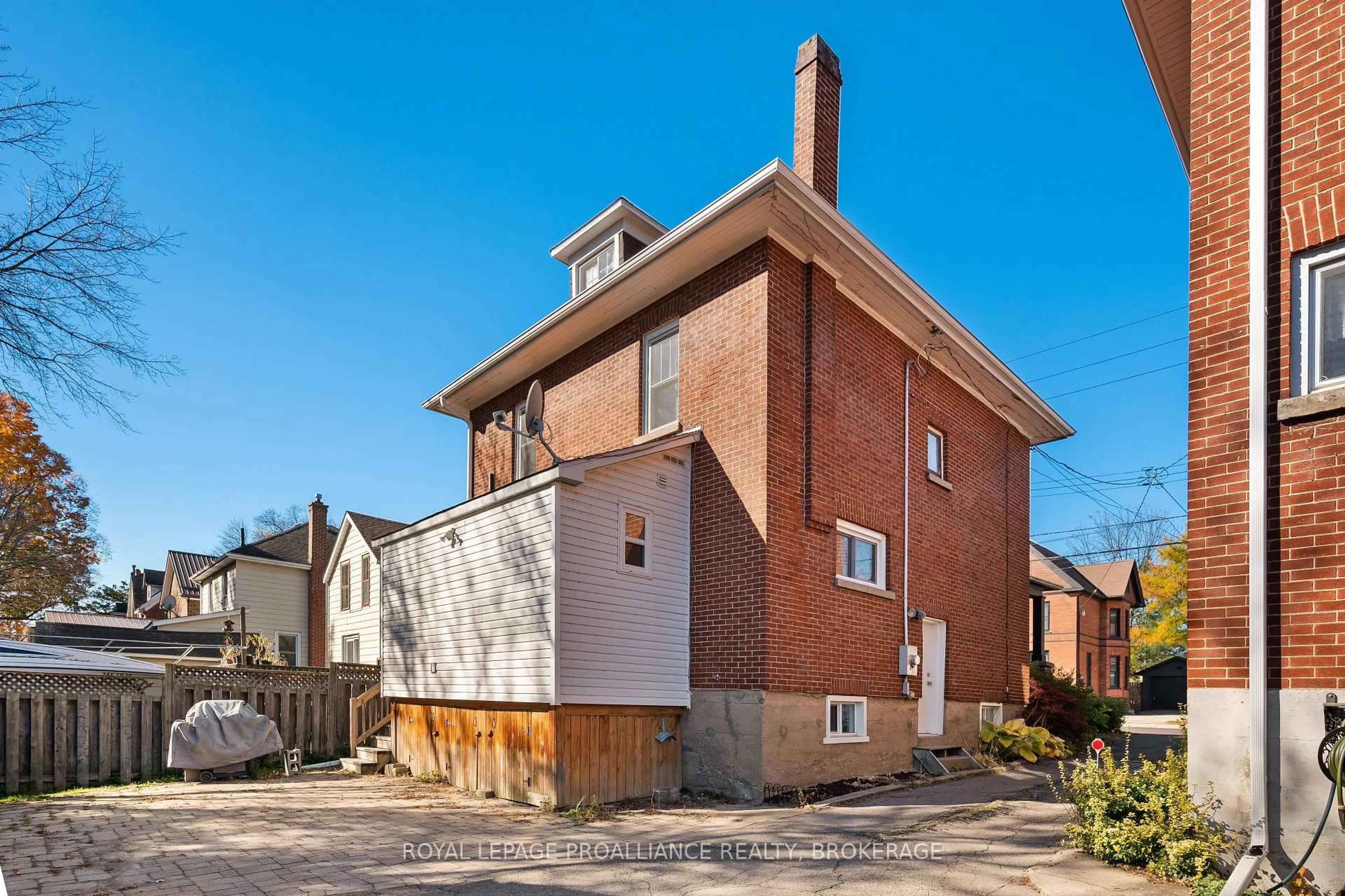 Home with brick exterior material, building for 195 Church St, Brockville Ontario K6V 3Y4