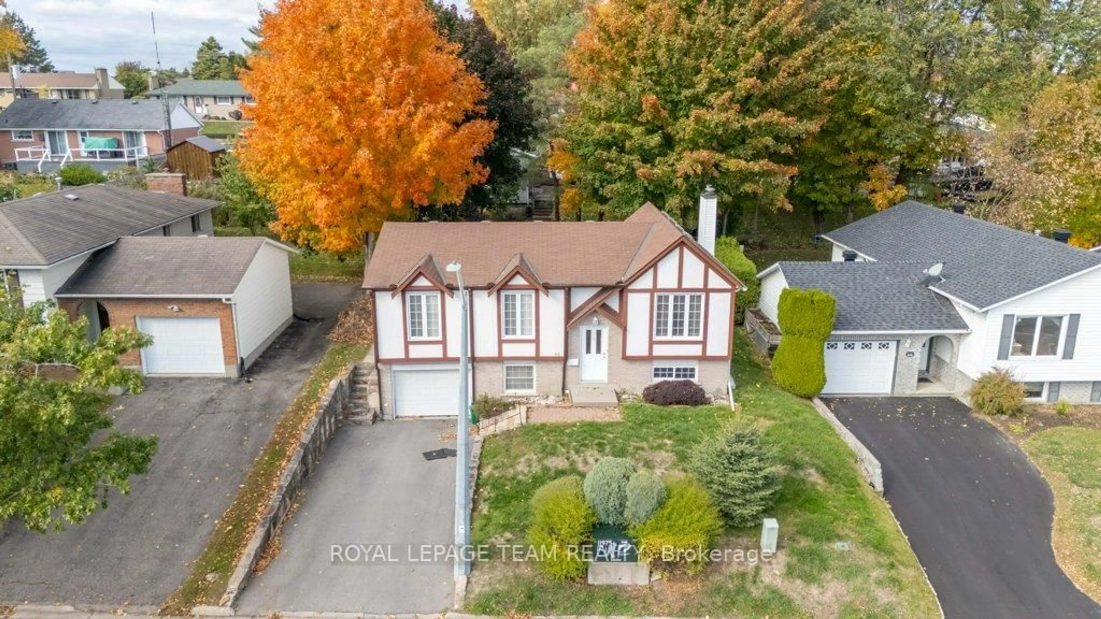 A pic from outside/outdoor area/front of a property/back of a property/a pic from drone, street for 476 Laurier Blvd, Brockville Ontario K6V 6C5