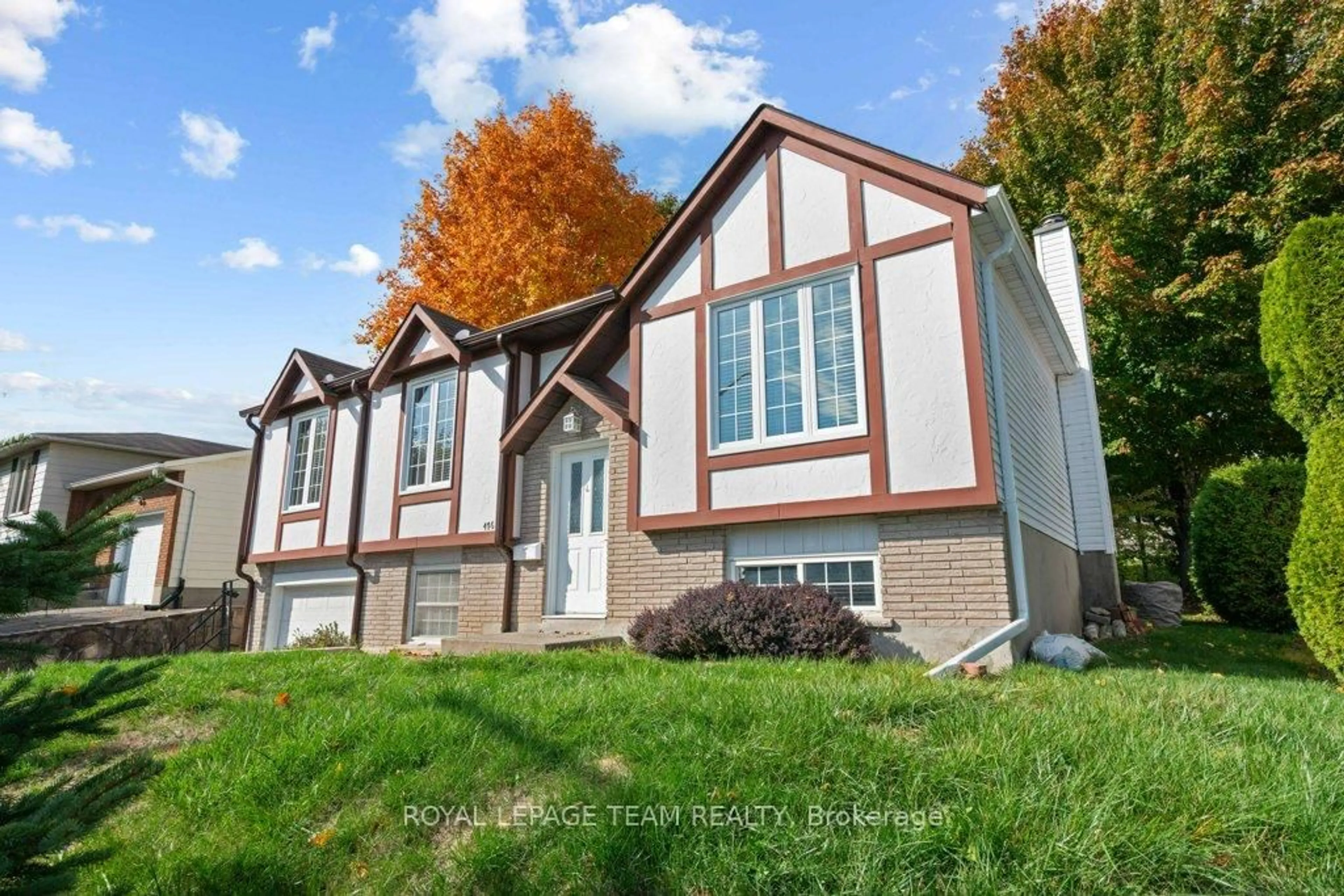 Home with vinyl exterior material, street for 476 Laurier Blvd, Brockville Ontario K6V 6C5