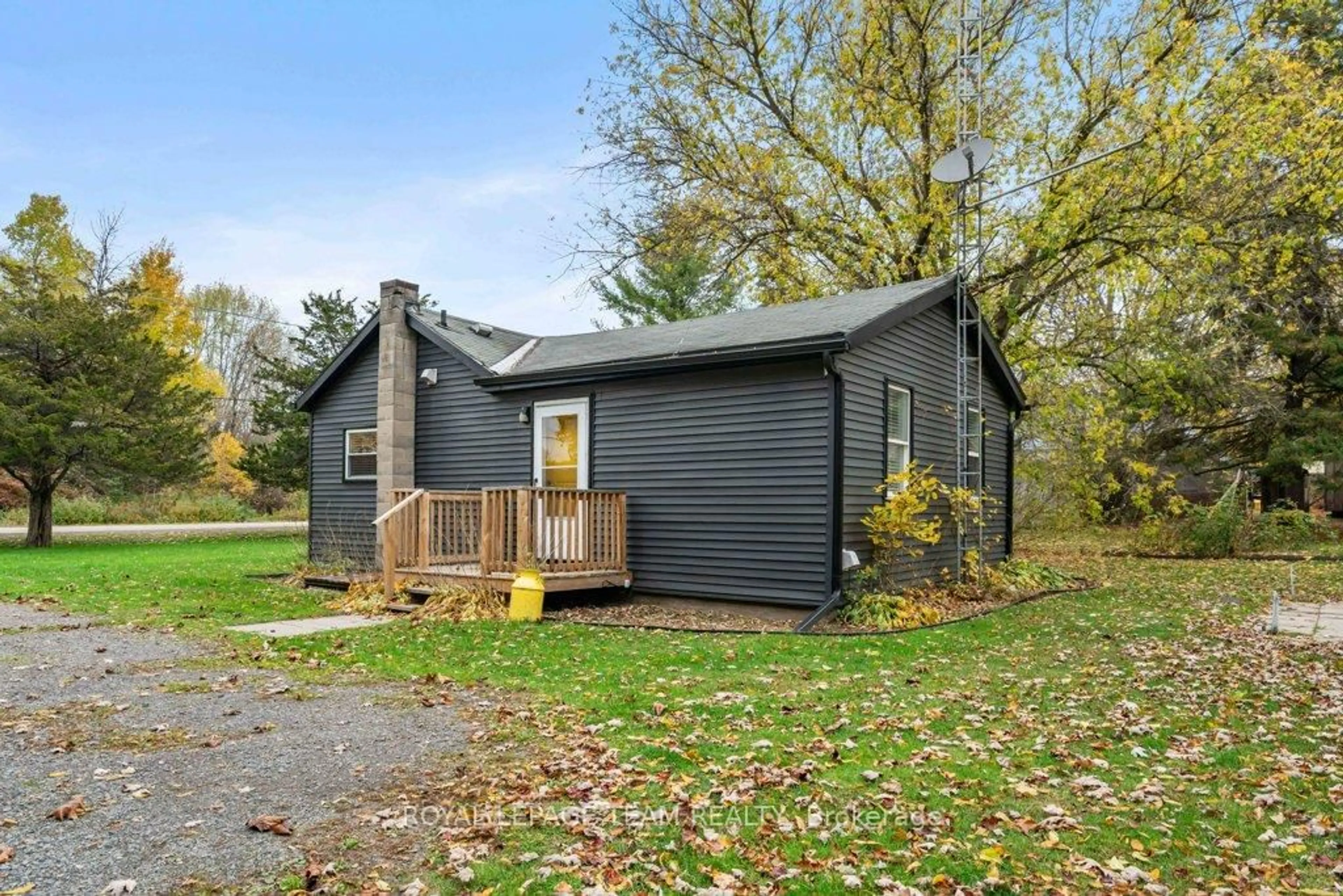 Home with vinyl exterior material, unknown for 2131 2nd Concession Rd, Augusta Ontario K0E 1P0