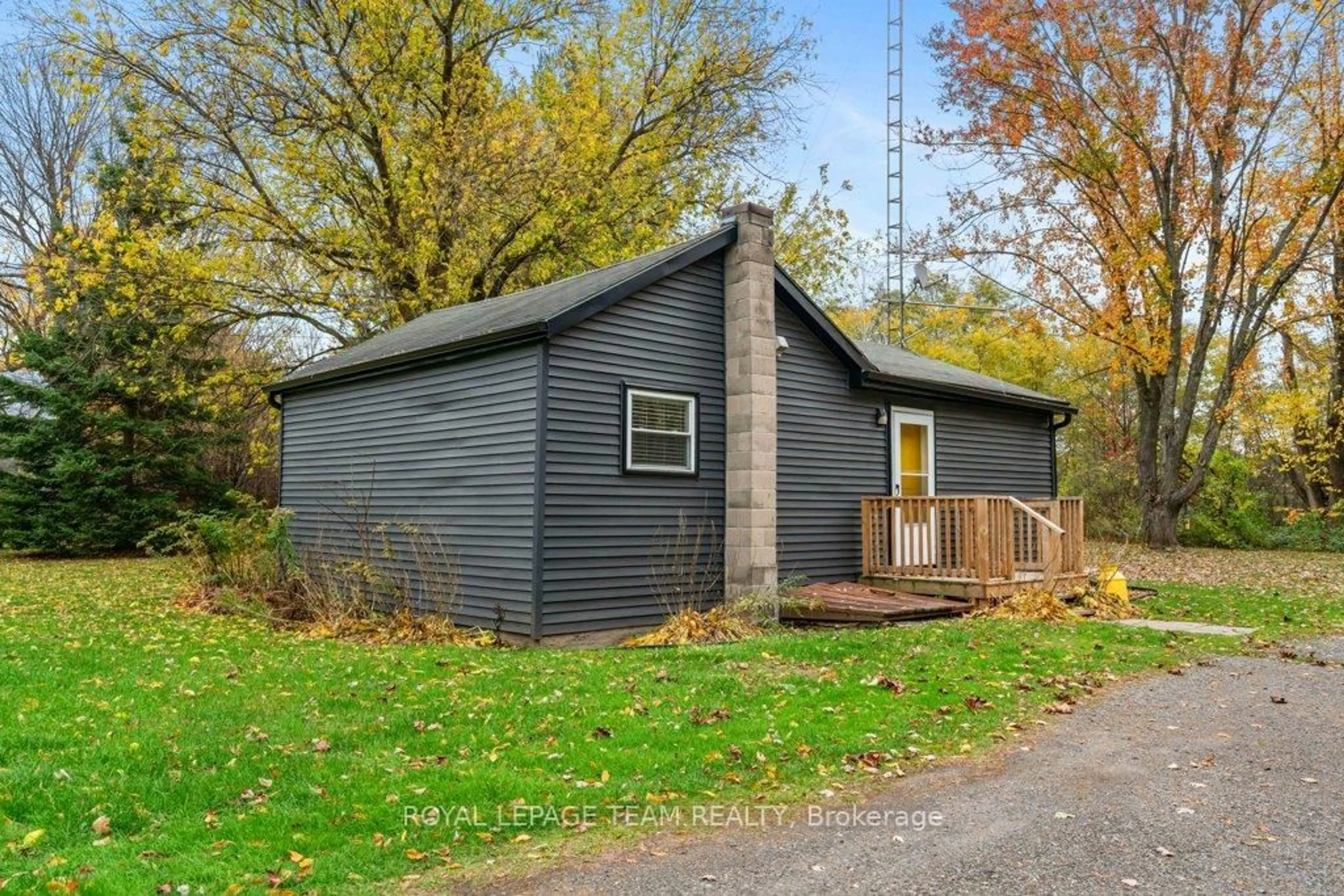 Home with vinyl exterior material, unknown for 2131 2nd Concession Rd, Augusta Ontario K0E 1P0