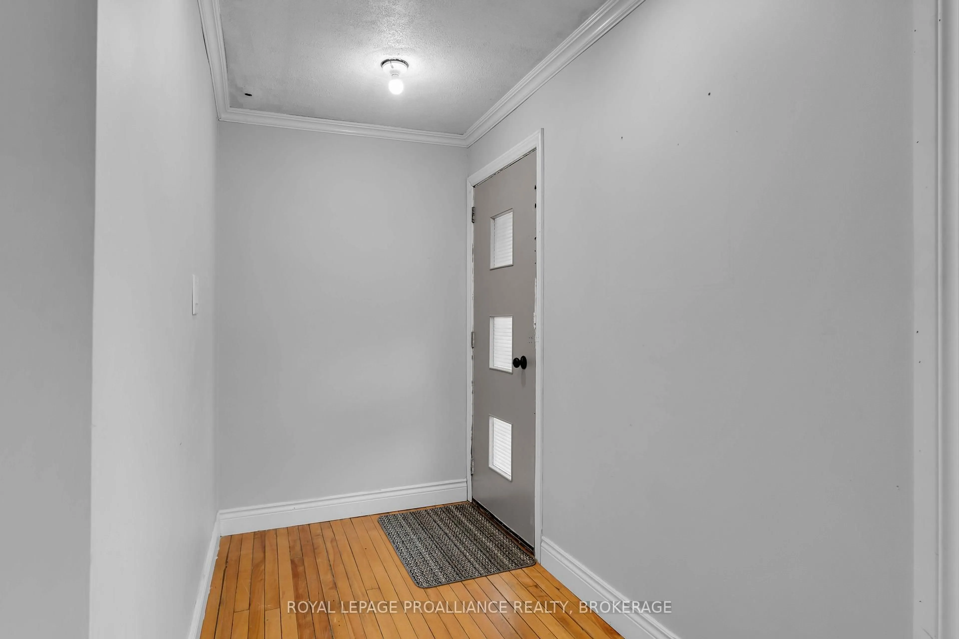 Indoor entryway for 4378 Wheatley St, Sydenham Ontario K0H 2T0