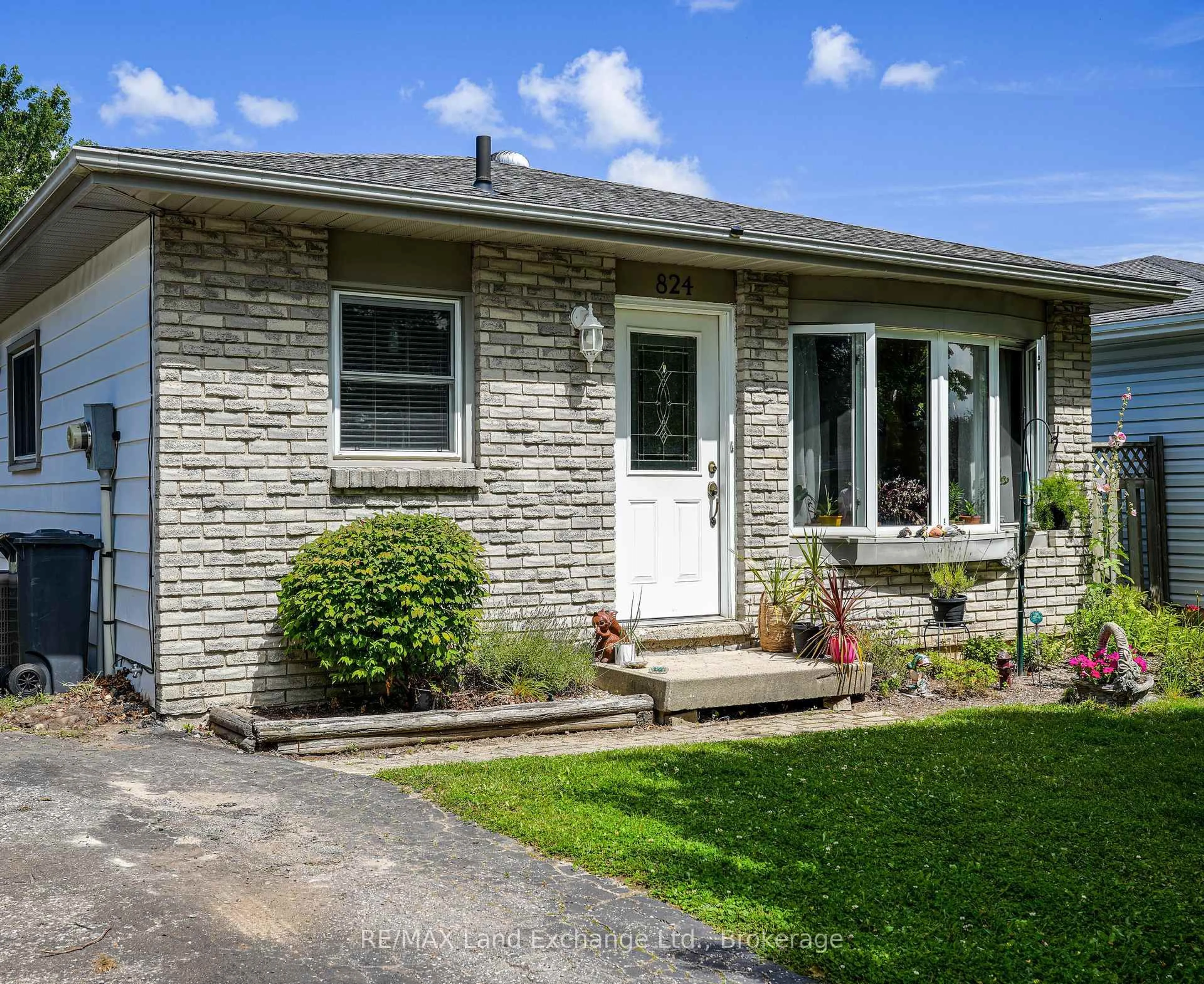 Home with vinyl exterior material, street for 824 ANDREW MALCOLM Dr, Kincardine Ontario N2Z 1M6