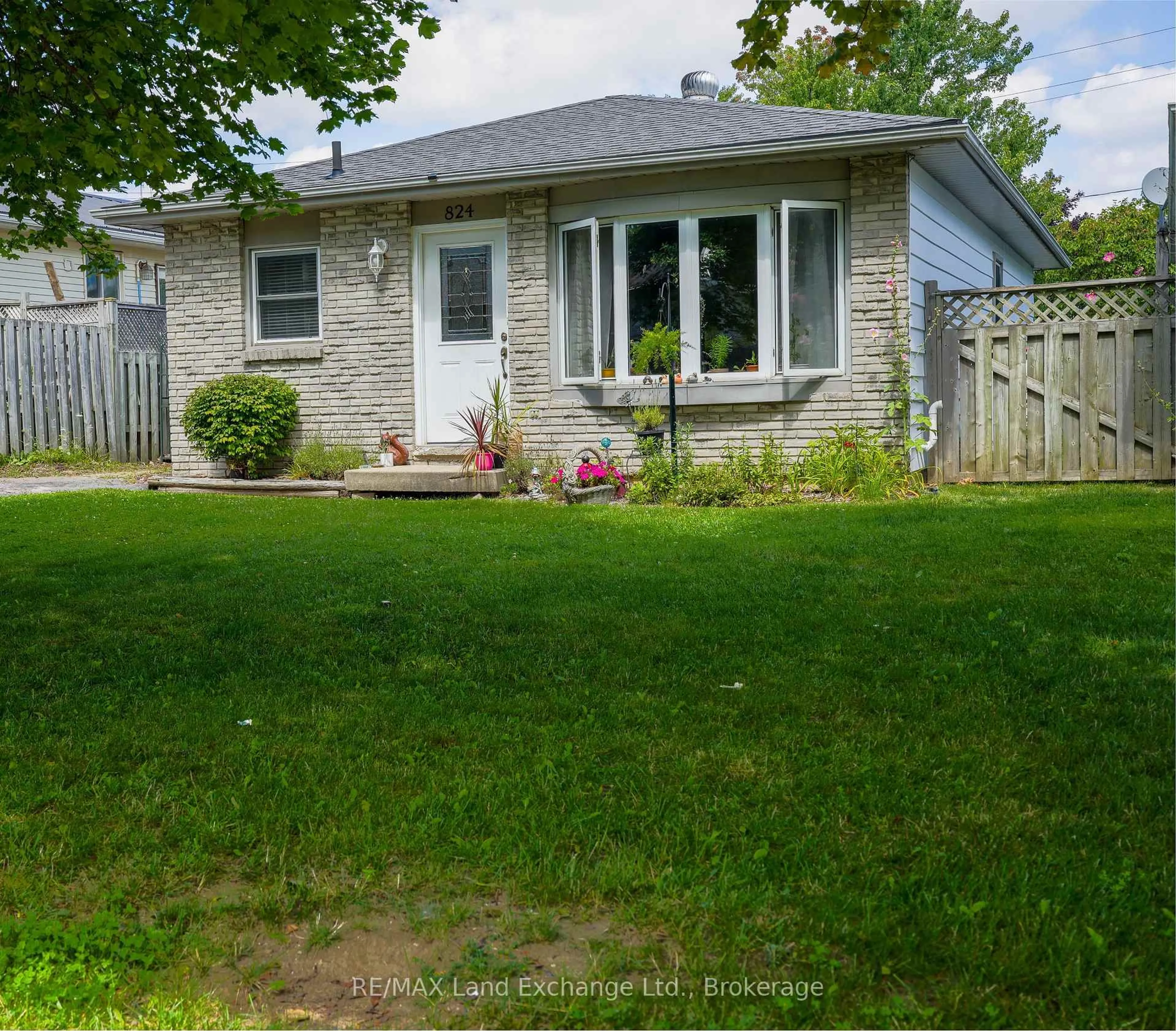 A pic from outside/outdoor area/front of a property/back of a property/a pic from drone, street for 824 ANDREW MALCOLM Dr, Kincardine Ontario N2Z 1M6
