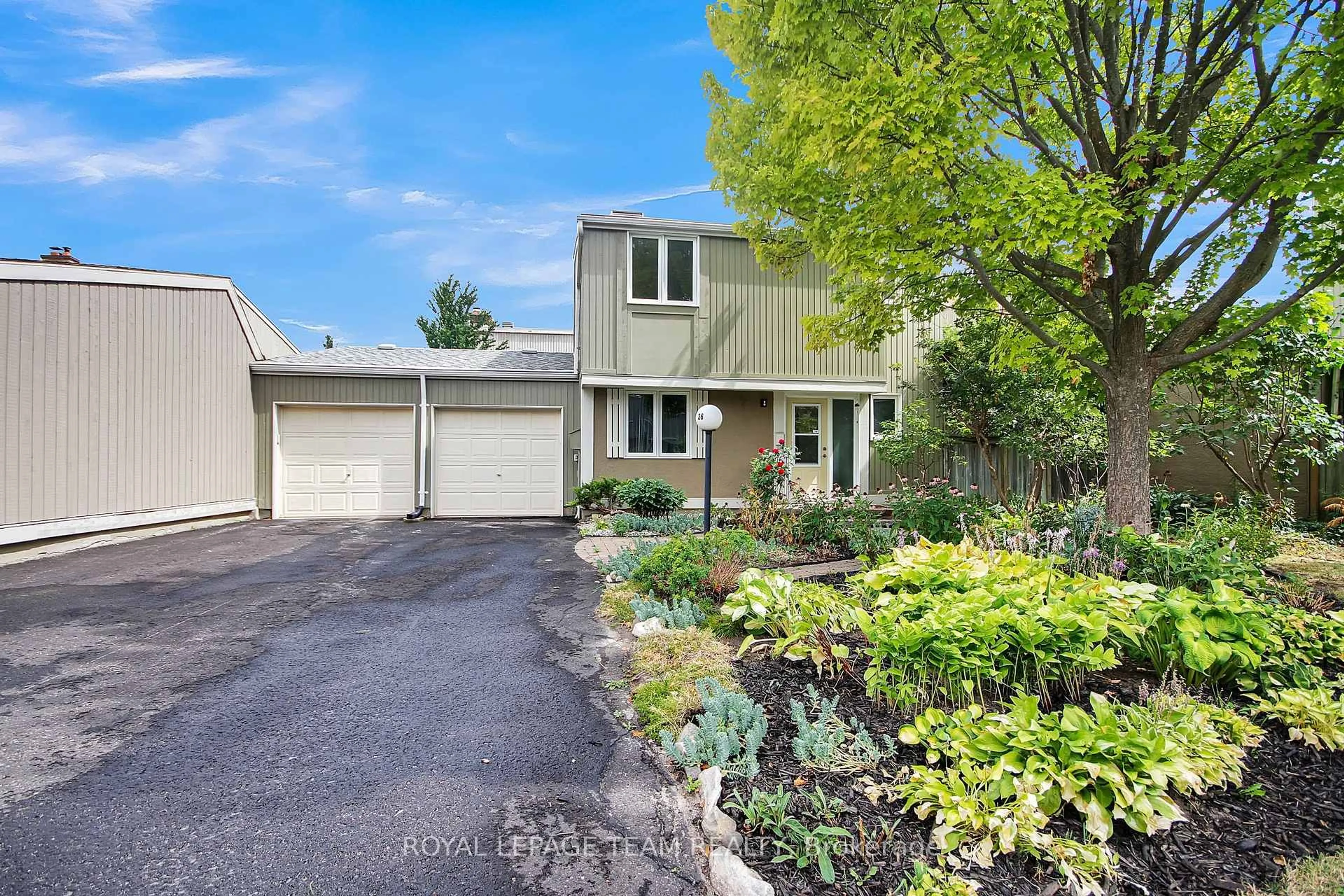 A pic from outside/outdoor area/front of a property/back of a property/a pic from drone, street for 26 Jackson Crt, Ottawa Ontario K2K 1B7