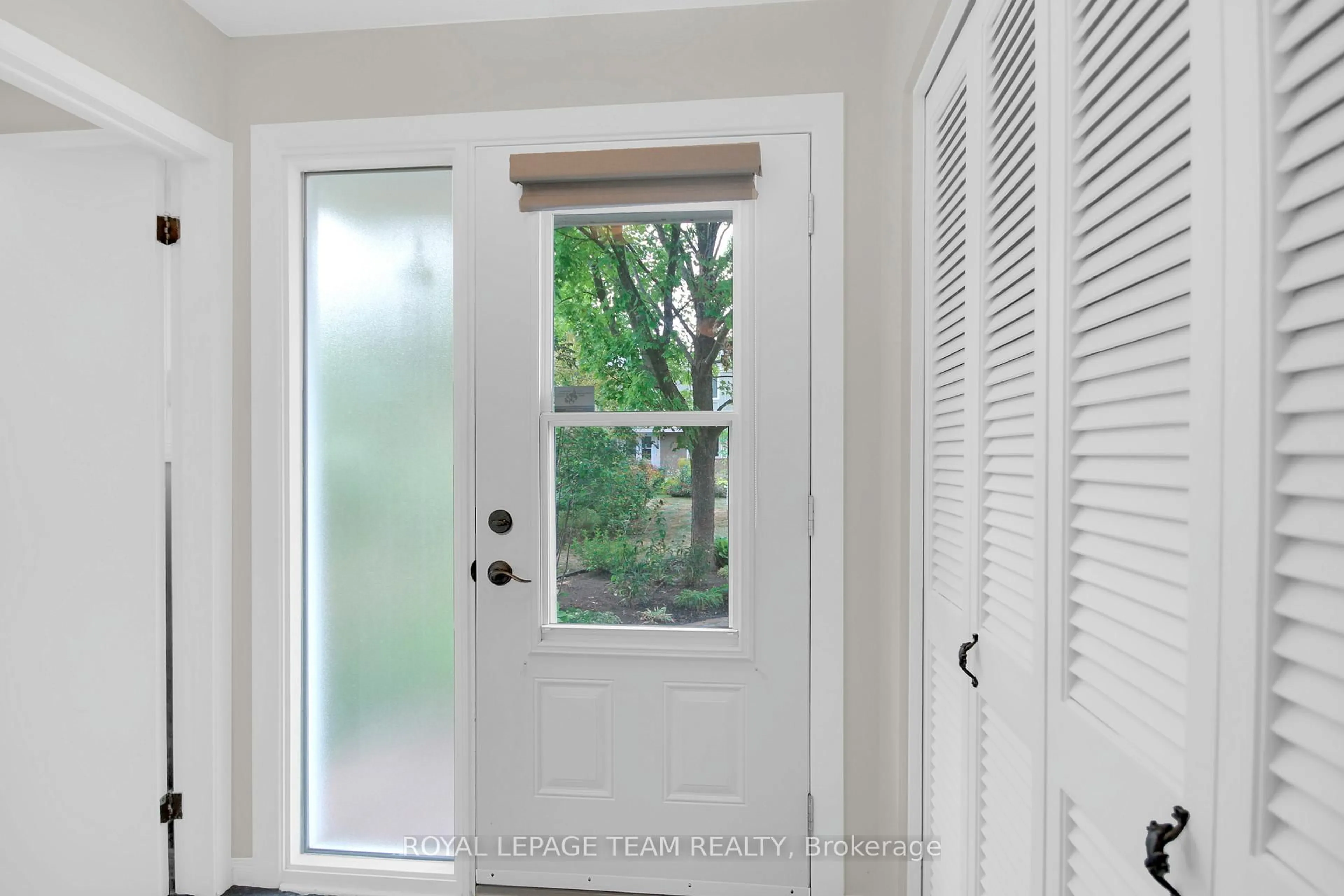 Indoor entryway for 26 Jackson Crt, Ottawa Ontario K2K 1B7