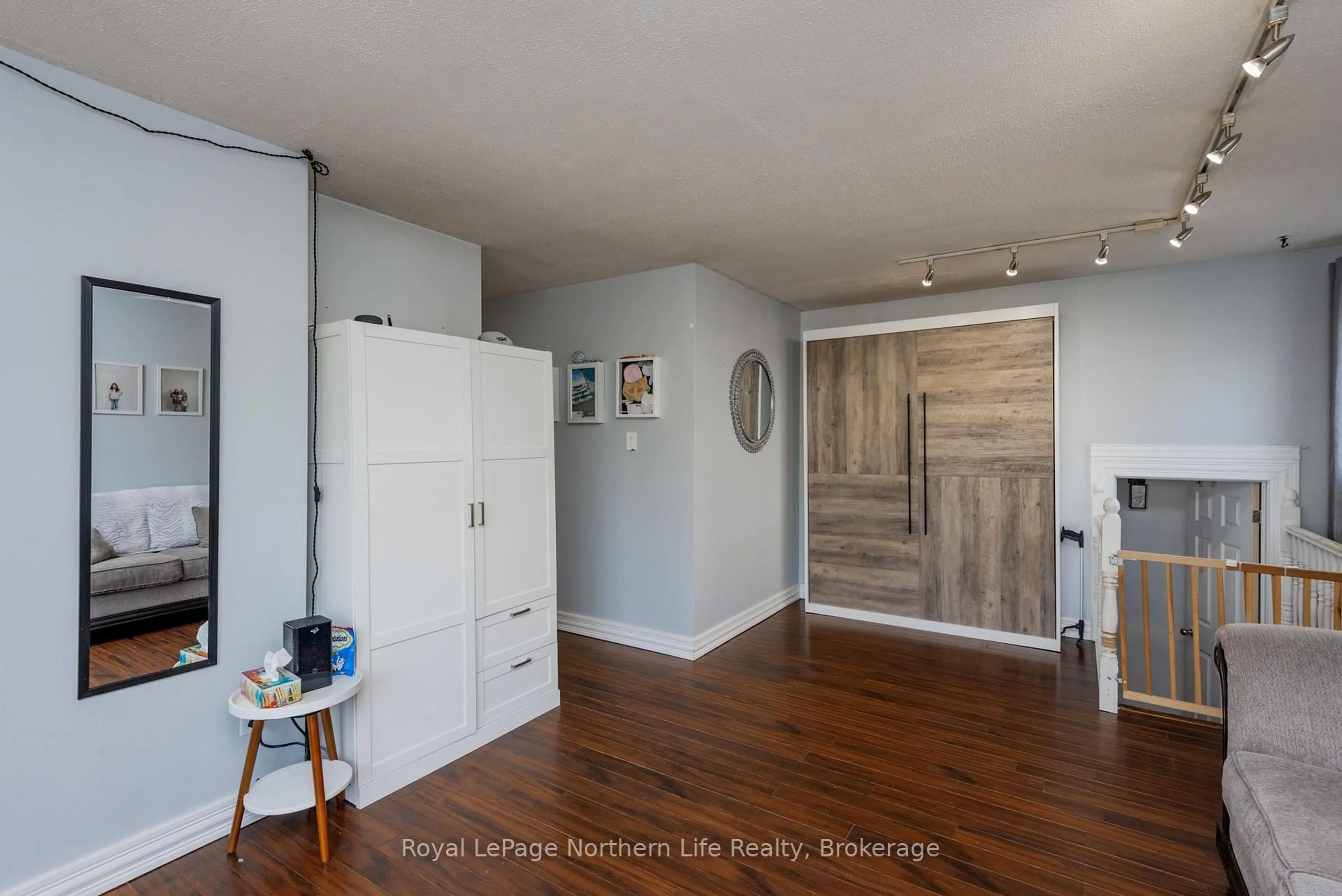 Indoor entryway for 227 Terrace Lawn Dr, North Bay Ontario P1B 7P5