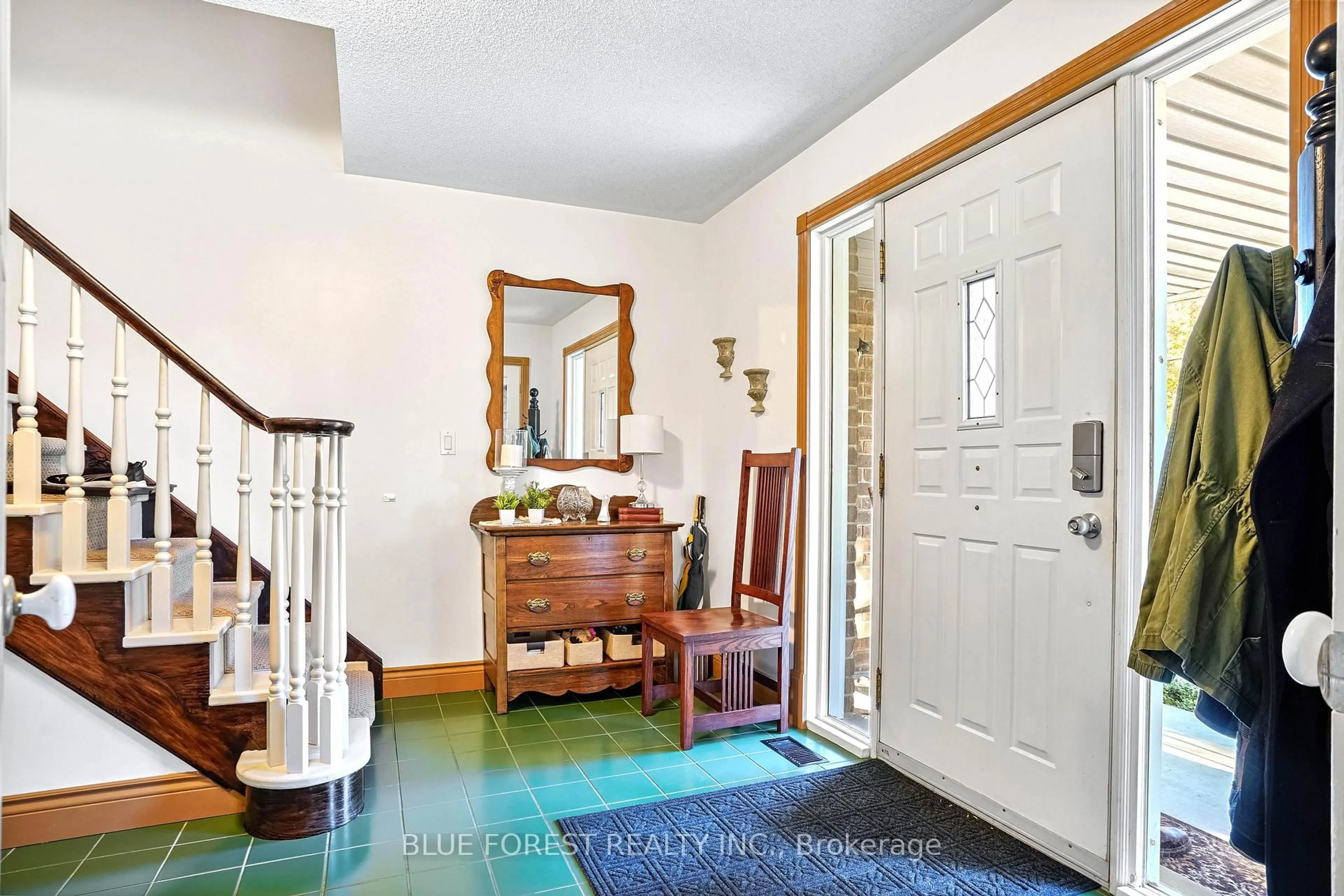 Indoor entryway for 174 McArthur St, Dutton/Dunwich Ontario N0L 1J0