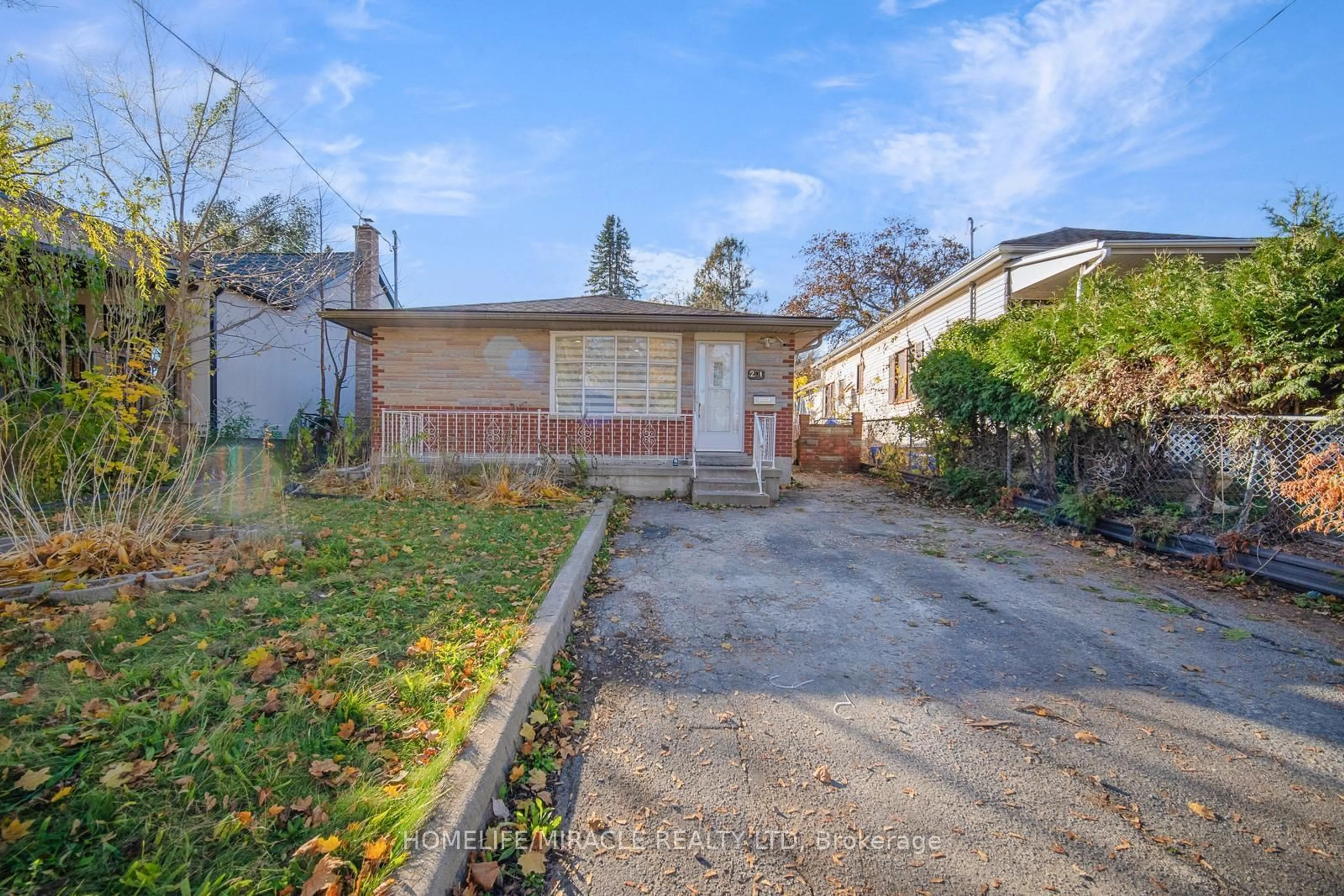 A pic from outside/outdoor area/front of a property/back of a property/a pic from drone, street for 201 Emerson Ave, London South Ontario N5Z 3L5