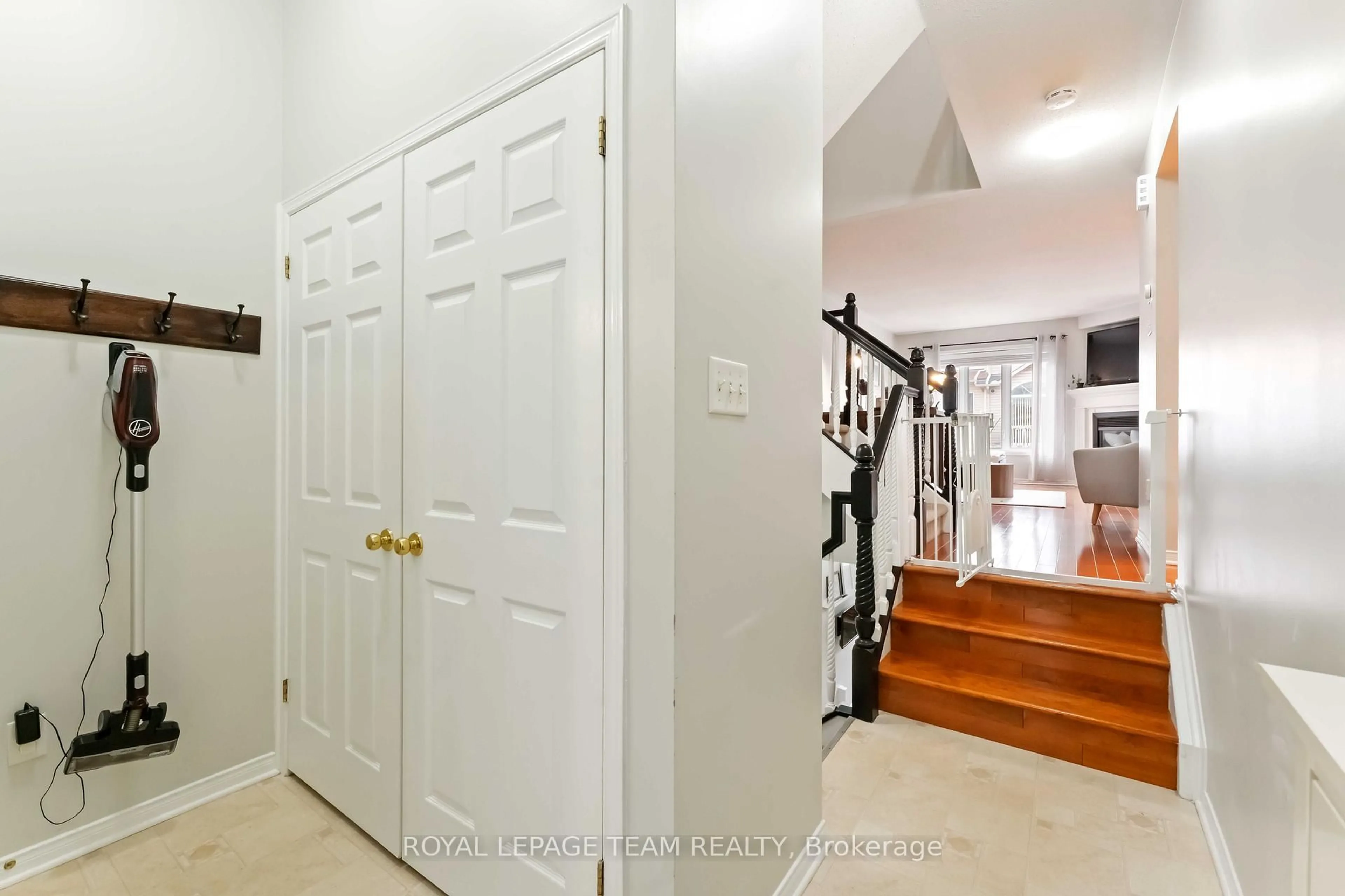 Indoor entryway for 7 Fairpark Dr, Ottawa Ontario K2G 6X1