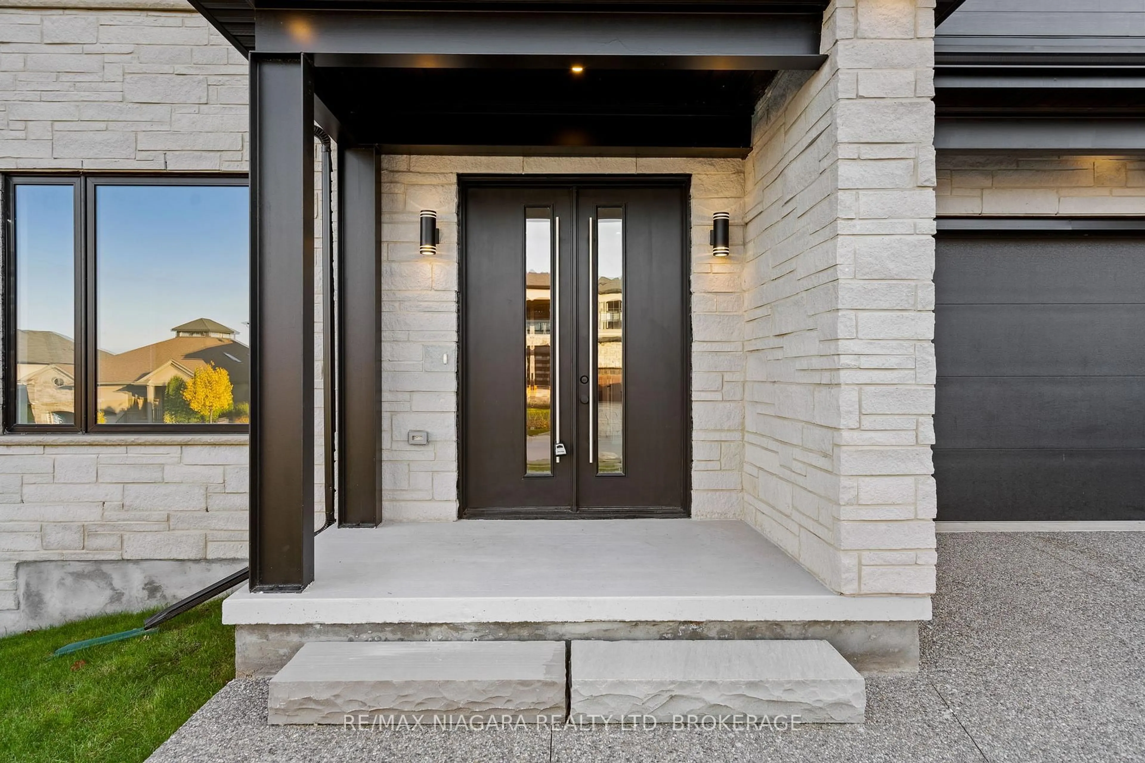 Indoor entryway for 13 Kenmir Ave, Niagara-on-the-Lake Ontario L0S 1J0