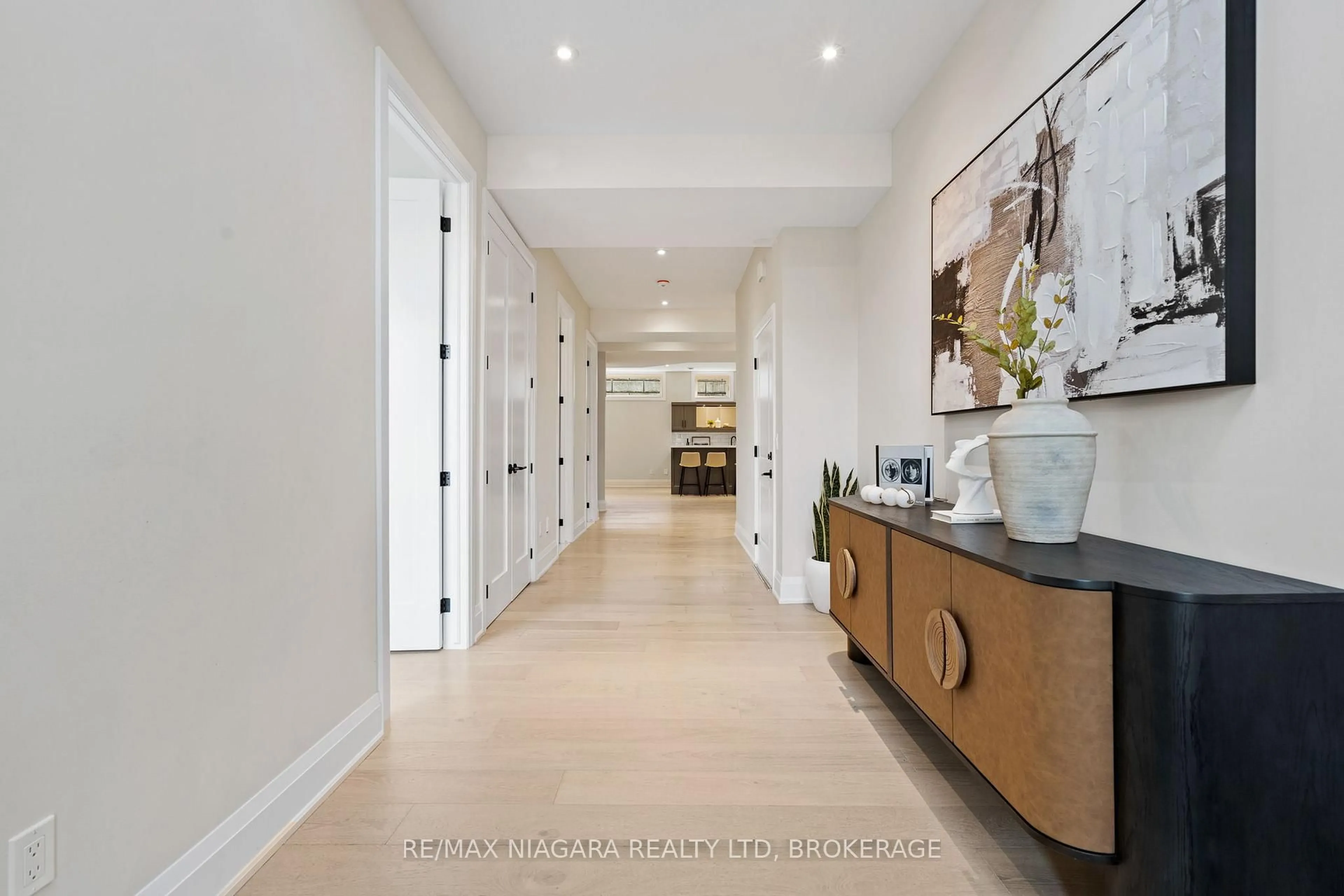 Indoor foyer for 13 Kenmir Ave, Niagara-on-the-Lake Ontario L0S 1J0