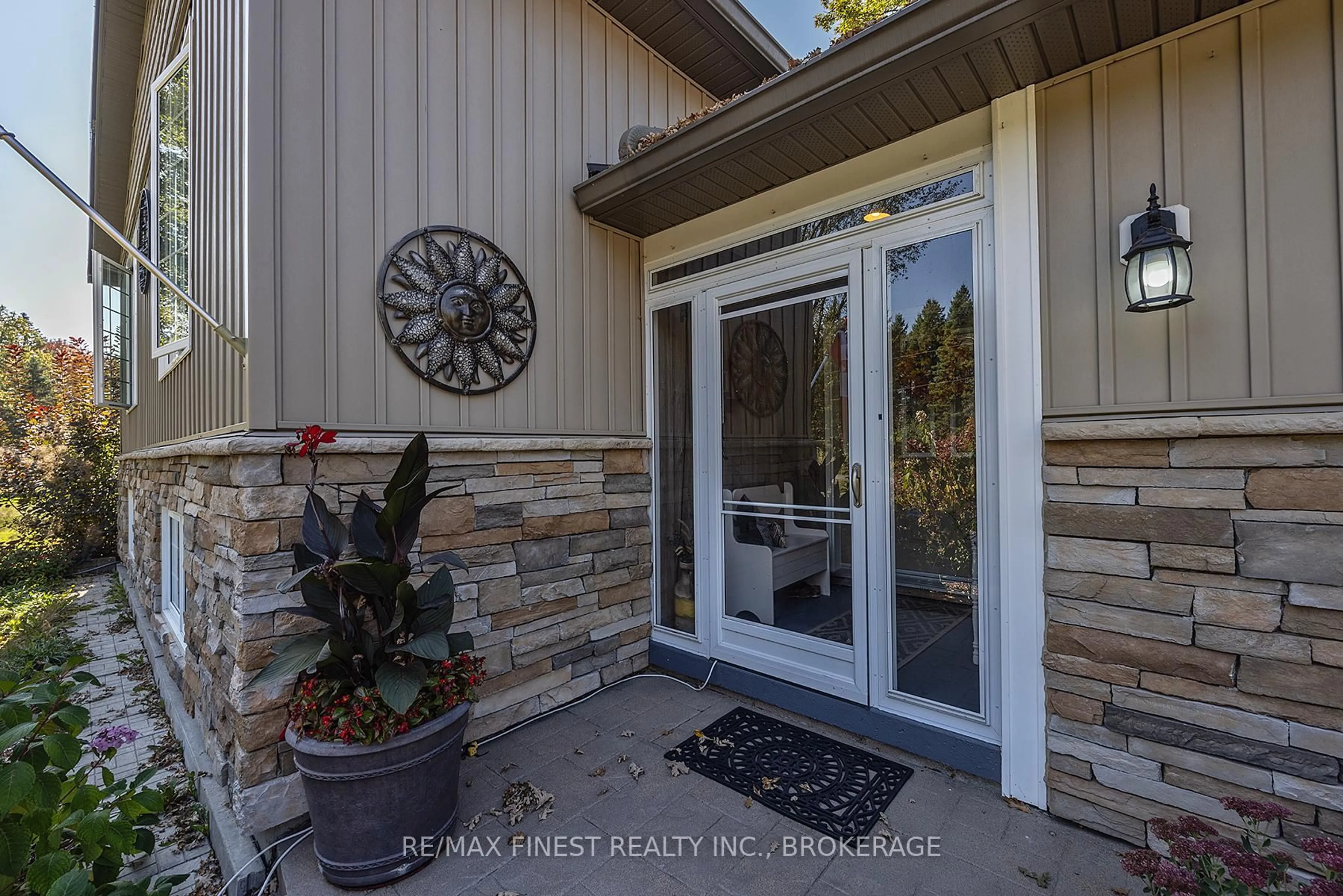 Indoor entryway for 4841 Wolfe Swamp Rd, Harrowsmith Ontario K0H 1V0