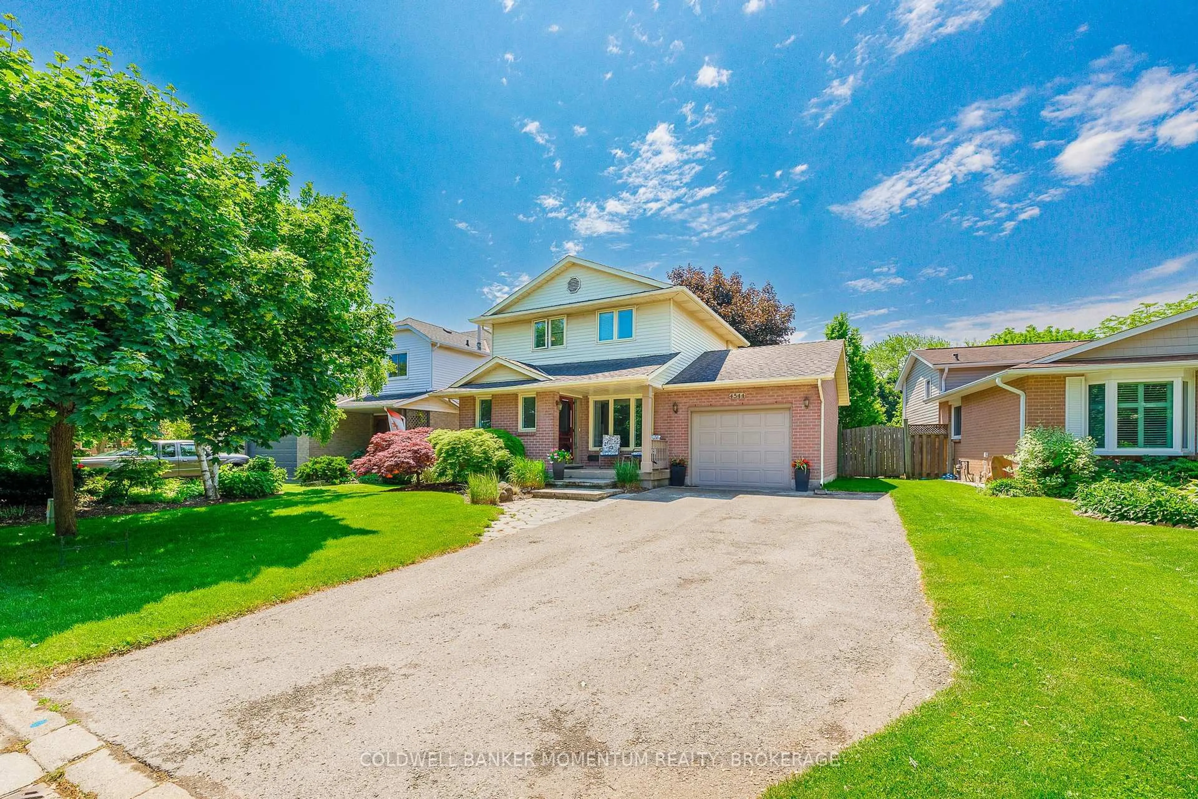 A pic from outside/outdoor area/front of a property/back of a property/a pic from drone, street for 4544 IVY GARDENS Cres, Lincoln Ontario L0R 1C9