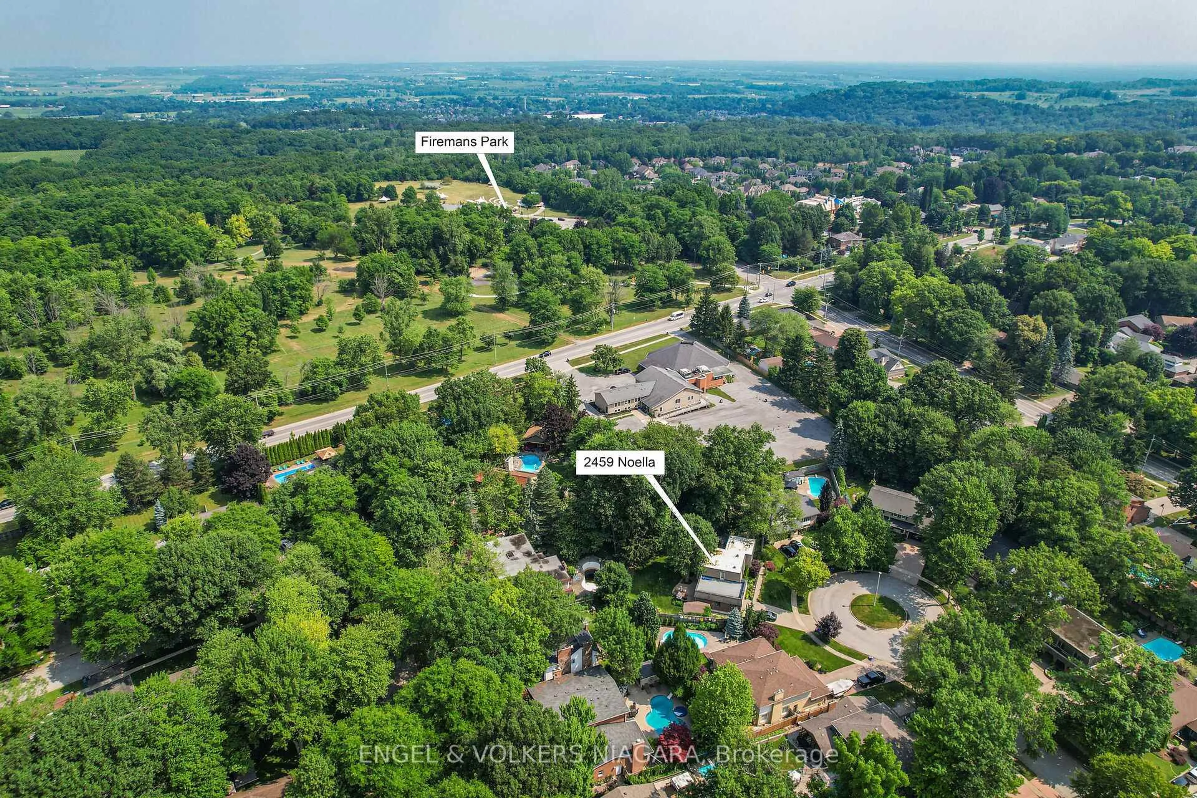 A pic from outside/outdoor area/front of a property/back of a property/a pic from drone, unknown for 2459 NOELLA Cres, Niagara Falls Ontario L2J 3H7