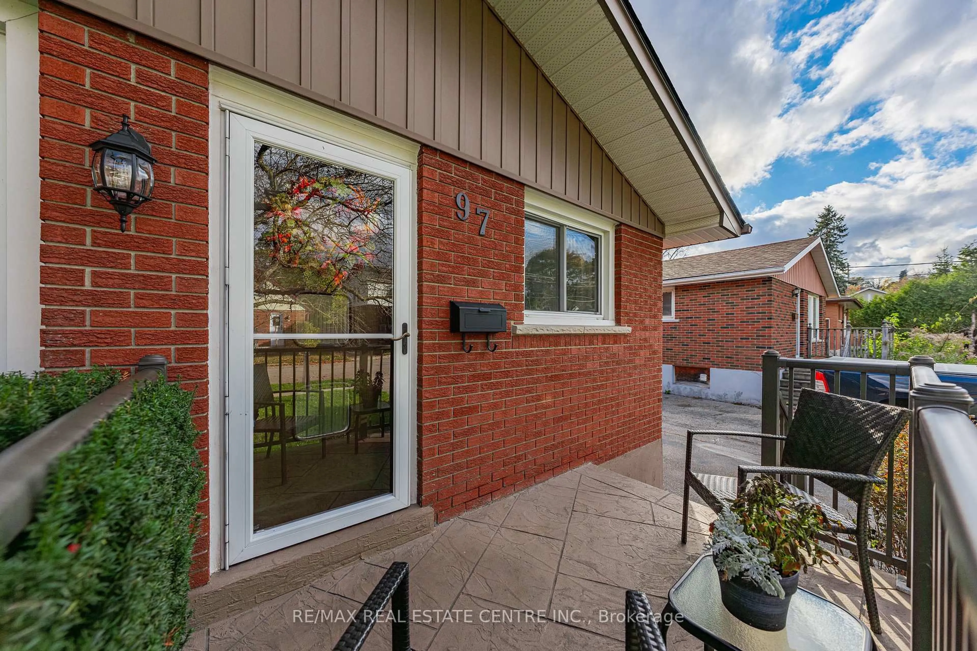 Home with brick exterior material, unknown for 97 First Ave, Cambridge Ontario N1S 2B4