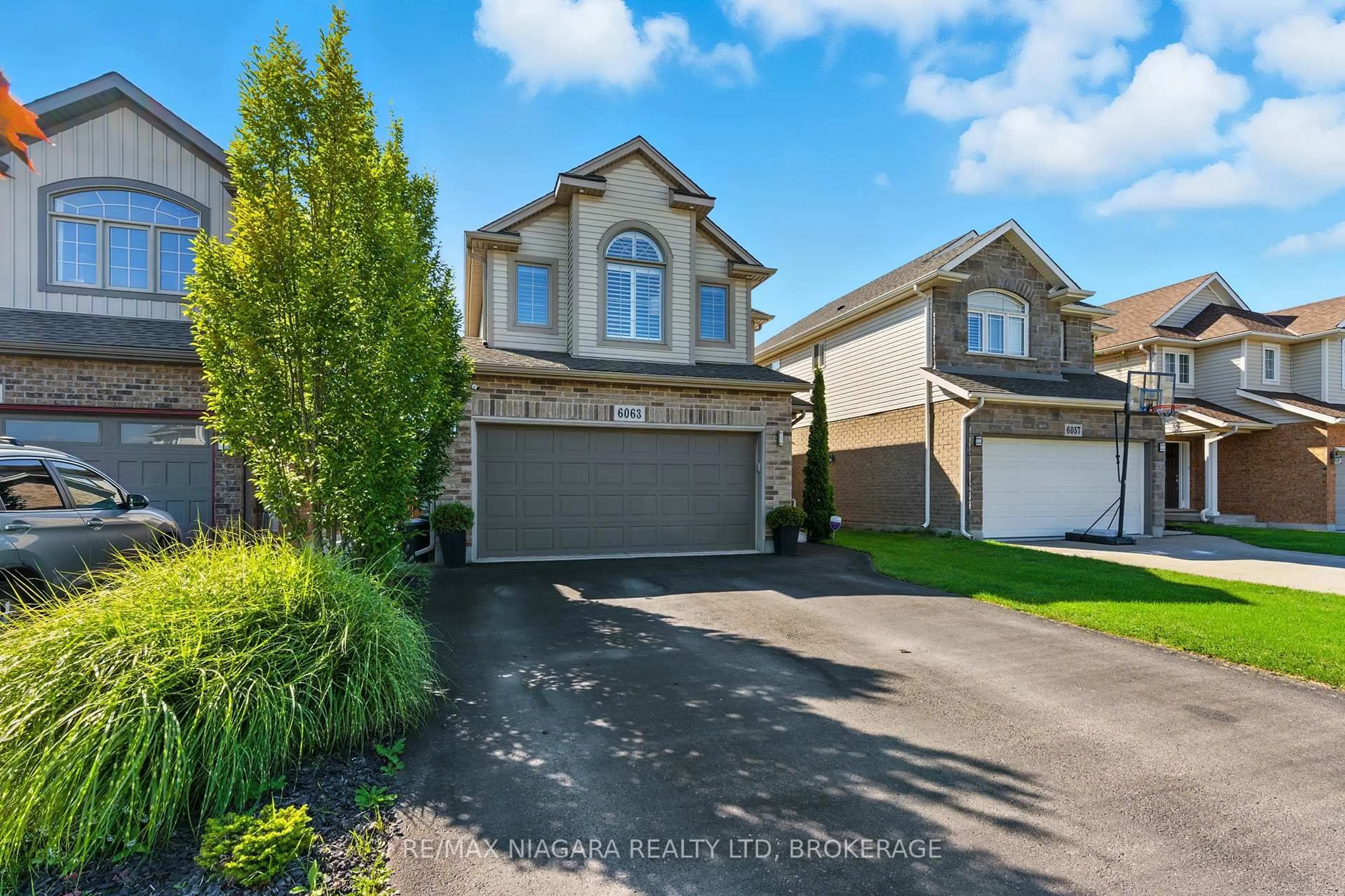 A pic from outside/outdoor area/front of a property/back of a property/a pic from drone, street for 6063 Fausta Blvd, Niagara Falls Ontario L2H 0J1