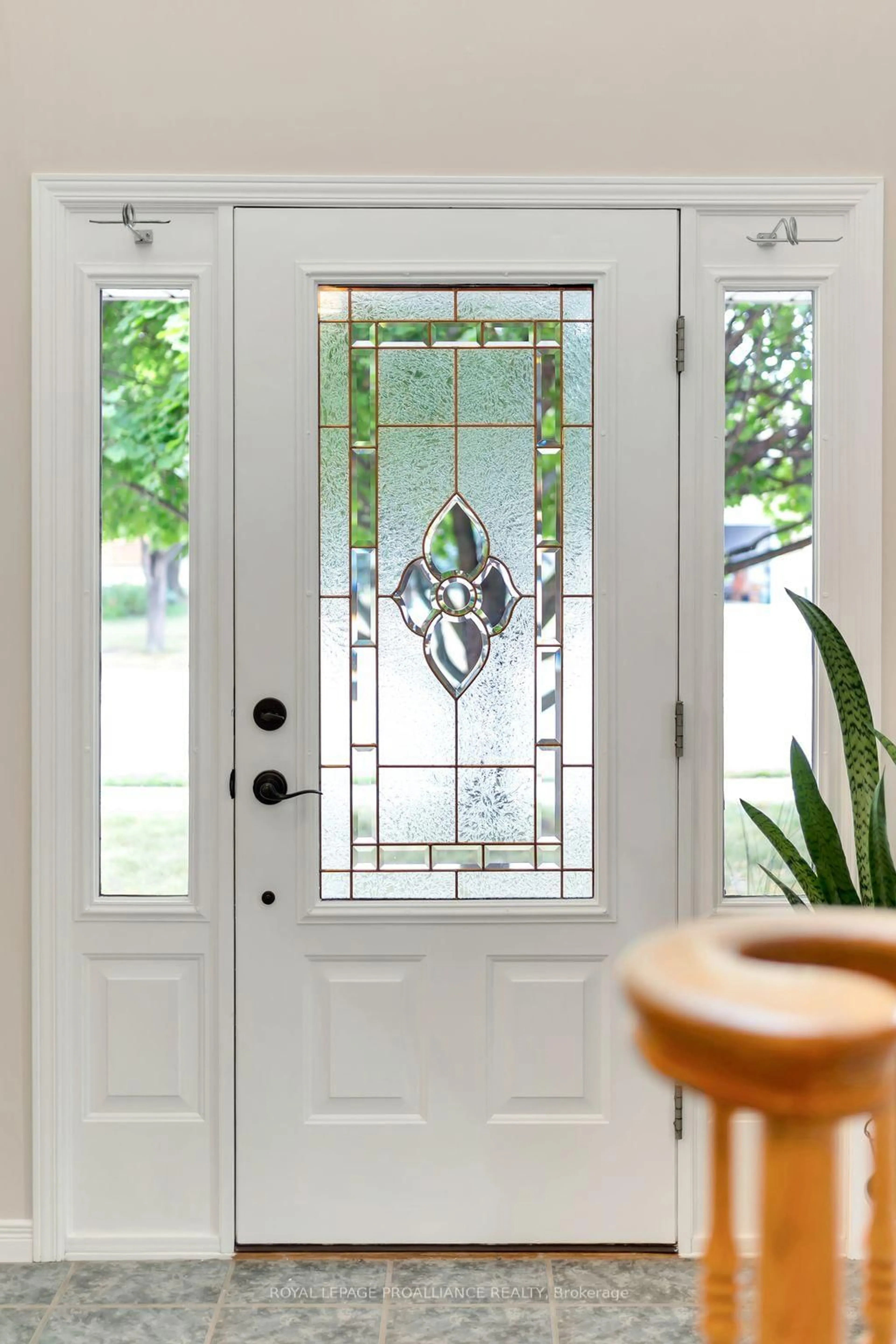 Indoor entryway for 8 Linden Lane, Belleville Ontario K8N 5W9