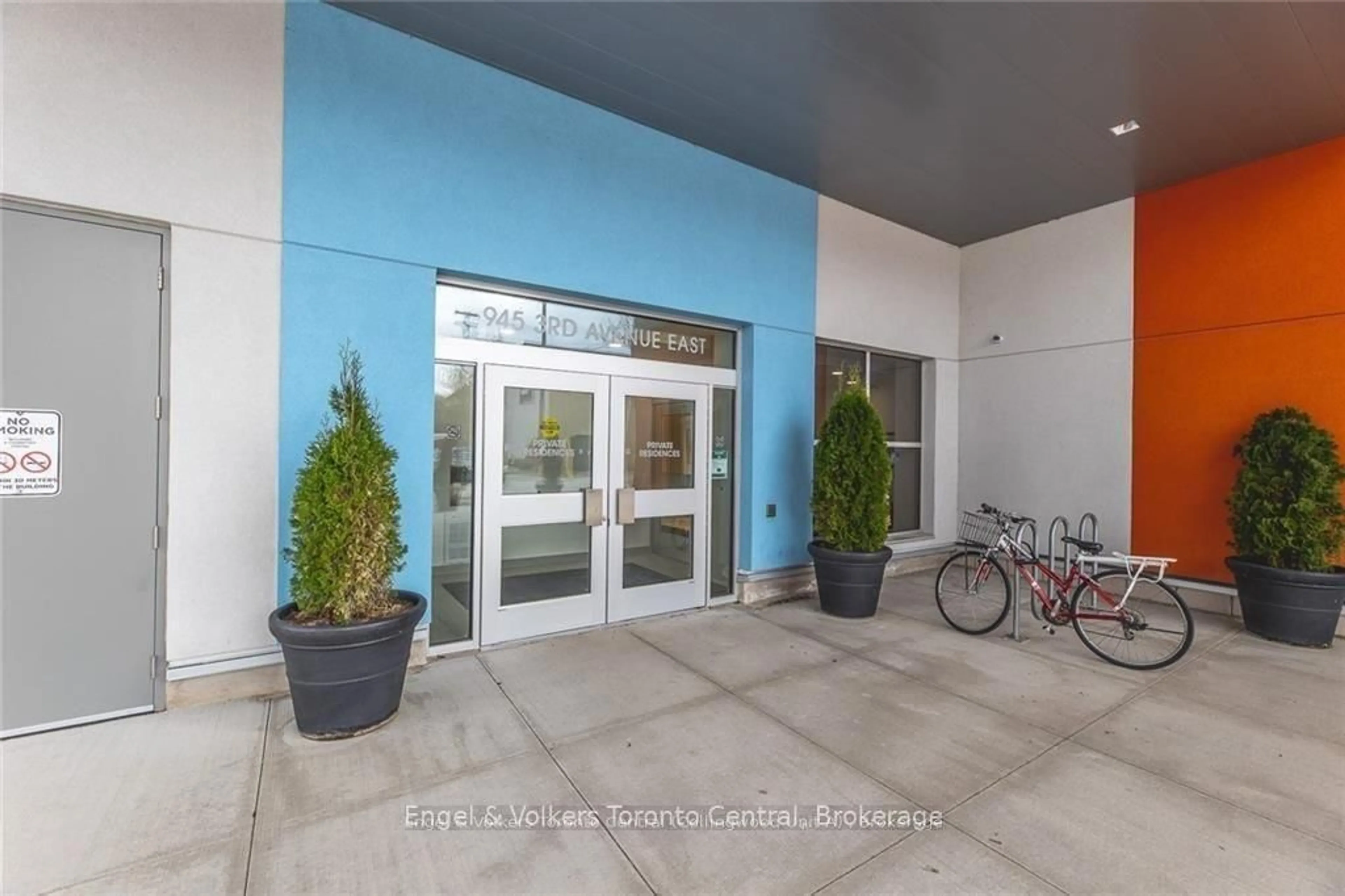 Indoor foyer for 945 3rd Ave #301, Owen Sound Ontario N4K 2K8