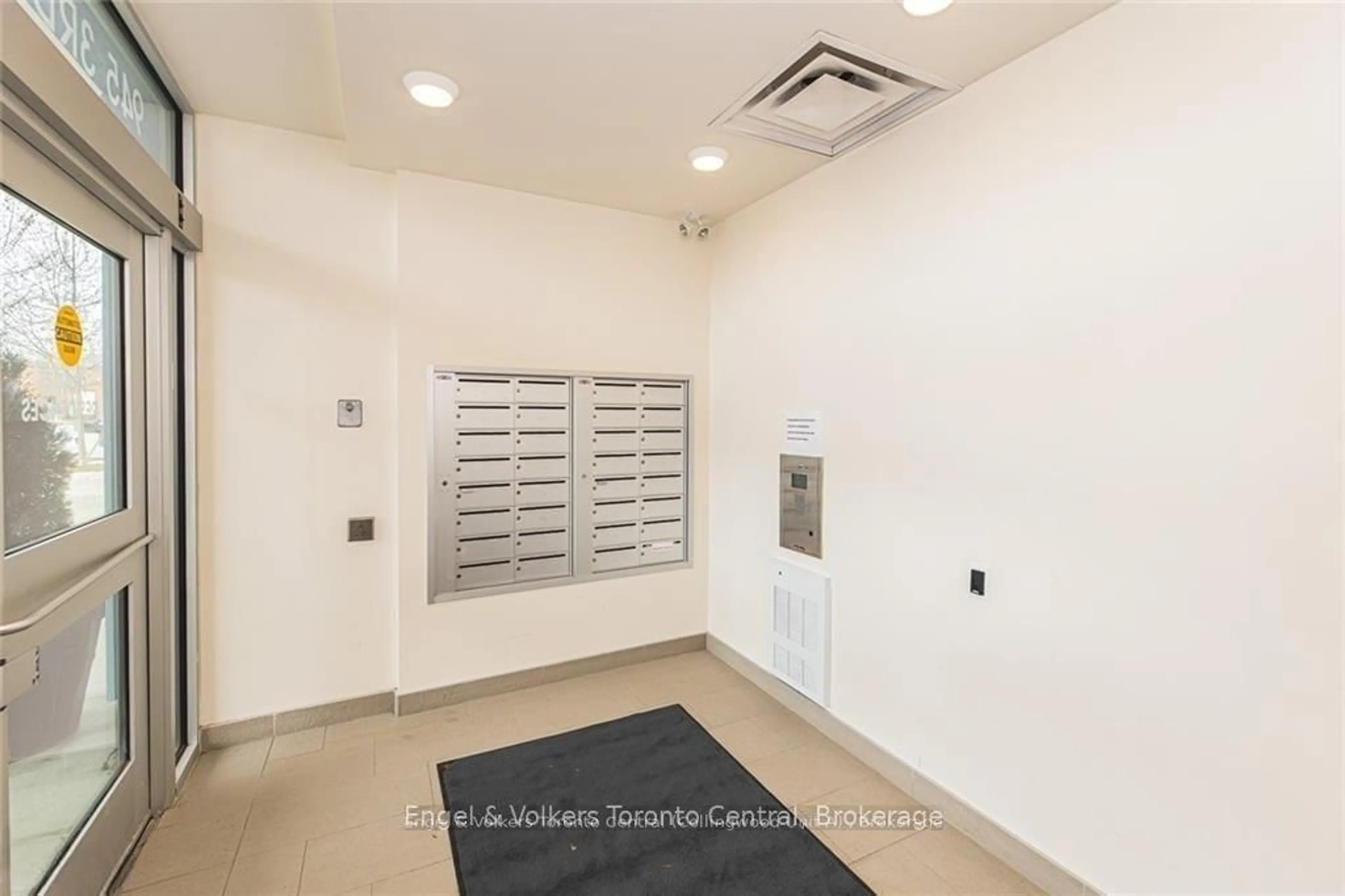 Indoor foyer for 945 3rd Ave #301, Owen Sound Ontario N4K 2K8