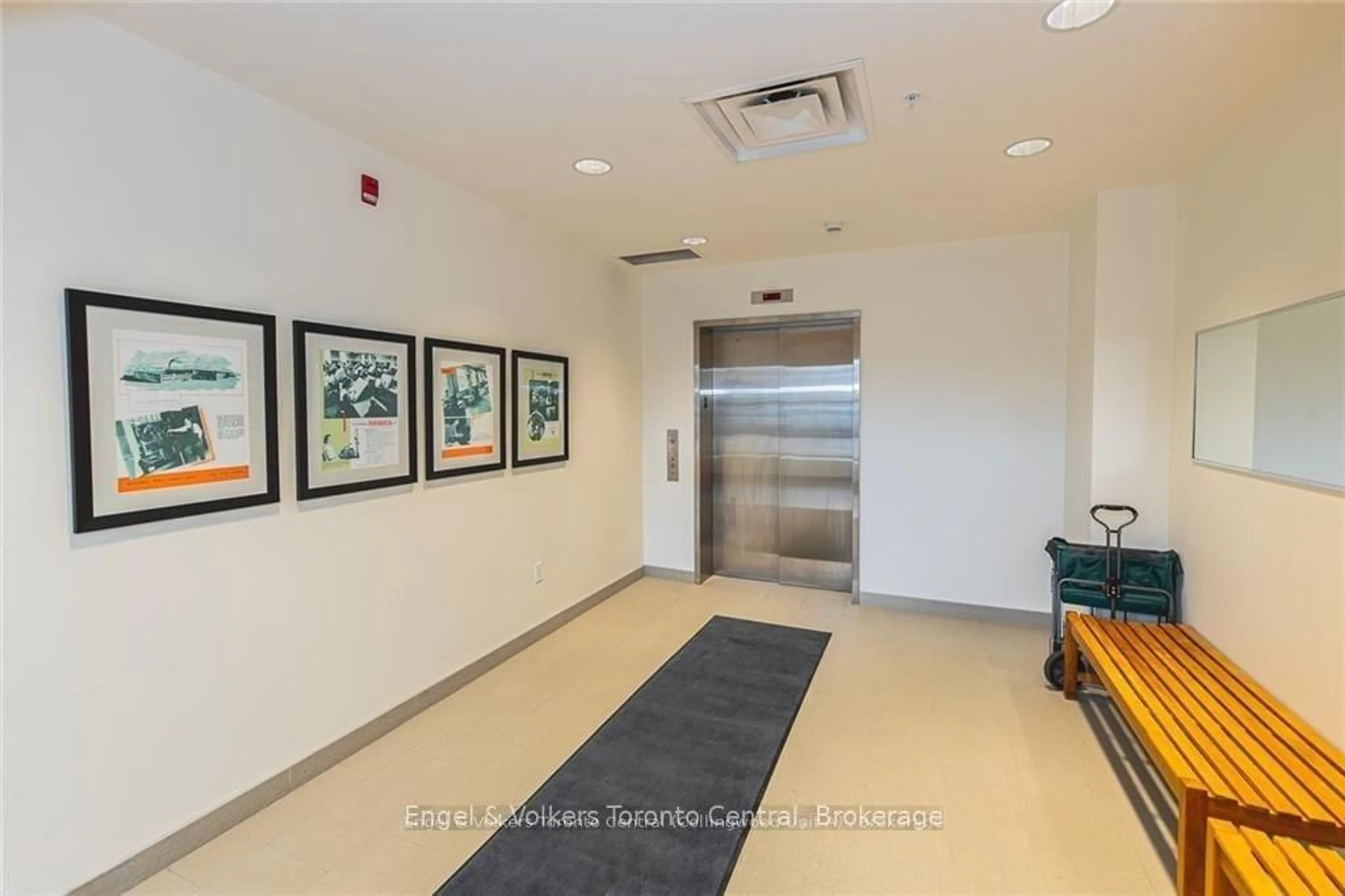 Indoor foyer for 945 3rd Ave #301, Owen Sound Ontario N4K 2K8