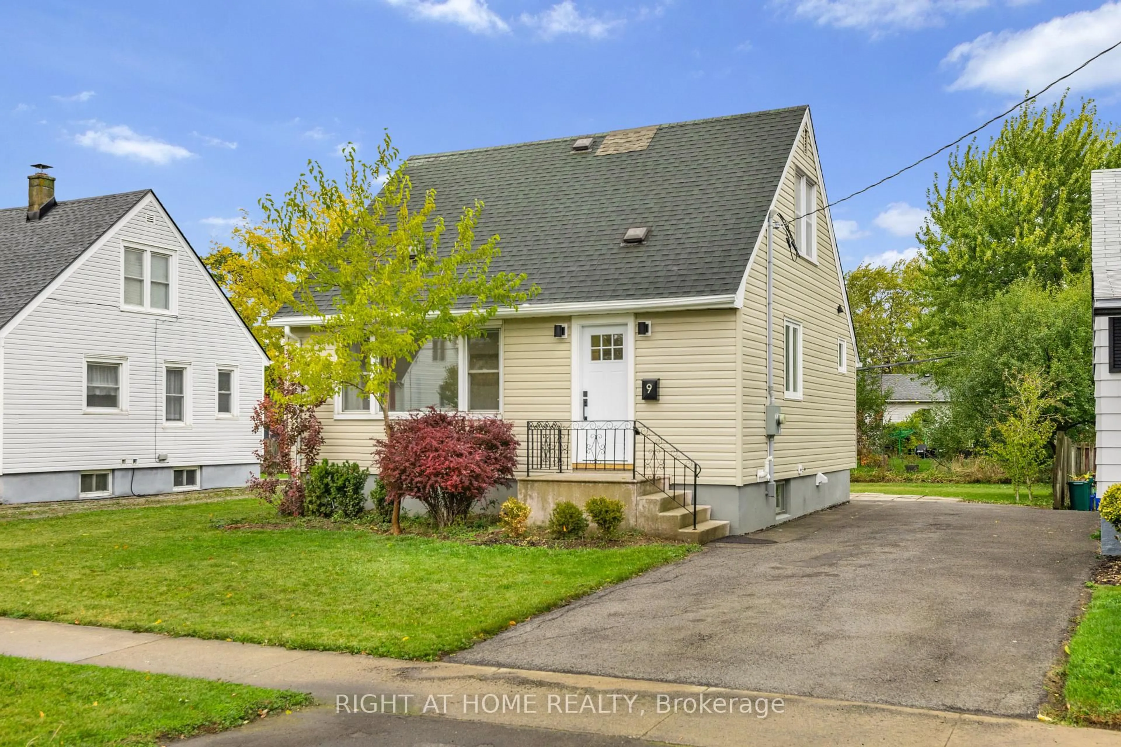 Home with vinyl exterior material, street for 9 Admiral Rd, St. Catharines Ontario L2P 1G4