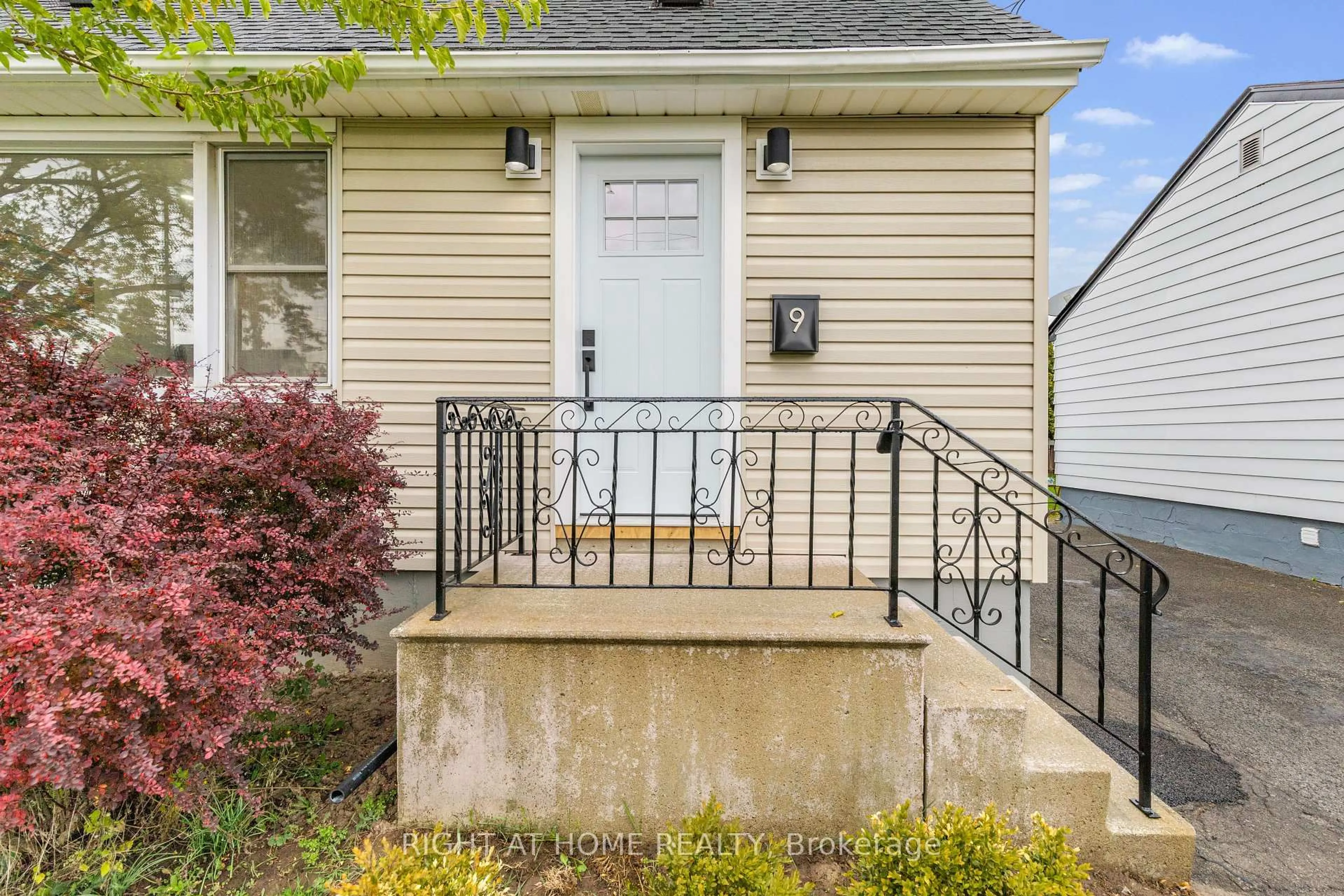 Unknown for 9 Admiral Rd, St. Catharines Ontario L2P 1G4