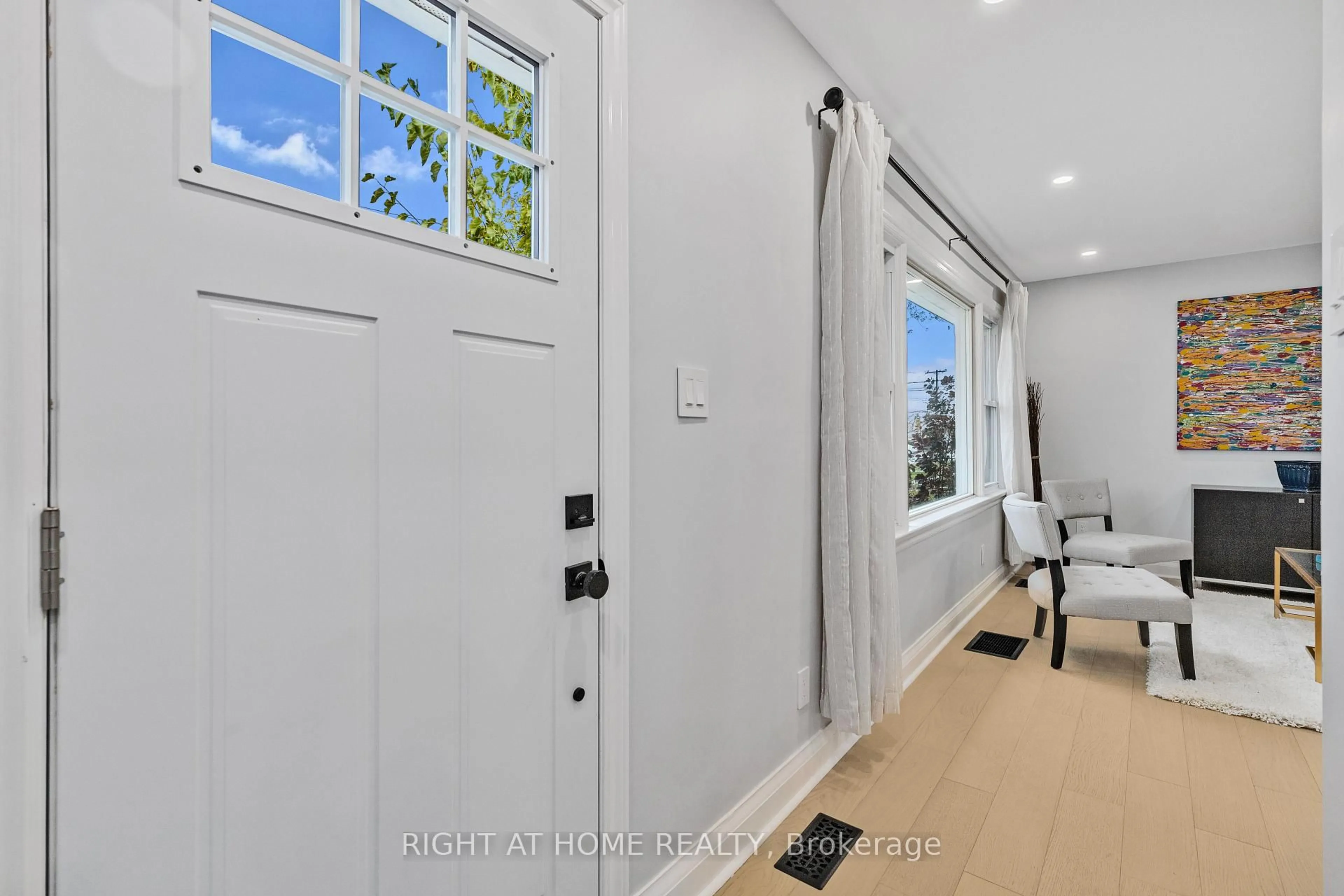 Indoor entryway for 9 Admiral Rd, St. Catharines Ontario L2P 1G4