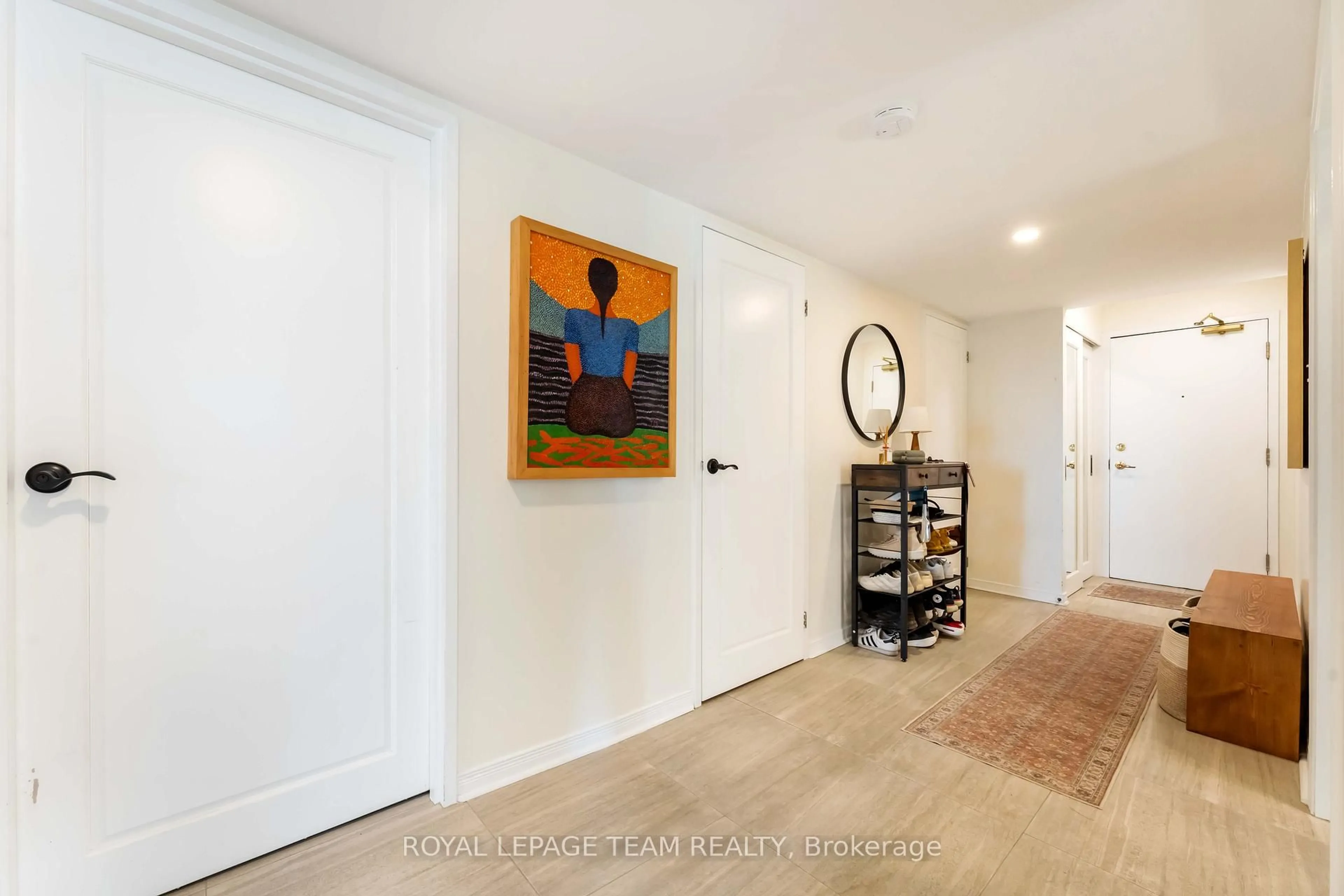 Indoor entryway for 160 George St #1806, Ottawa Ontario K1N 9M2