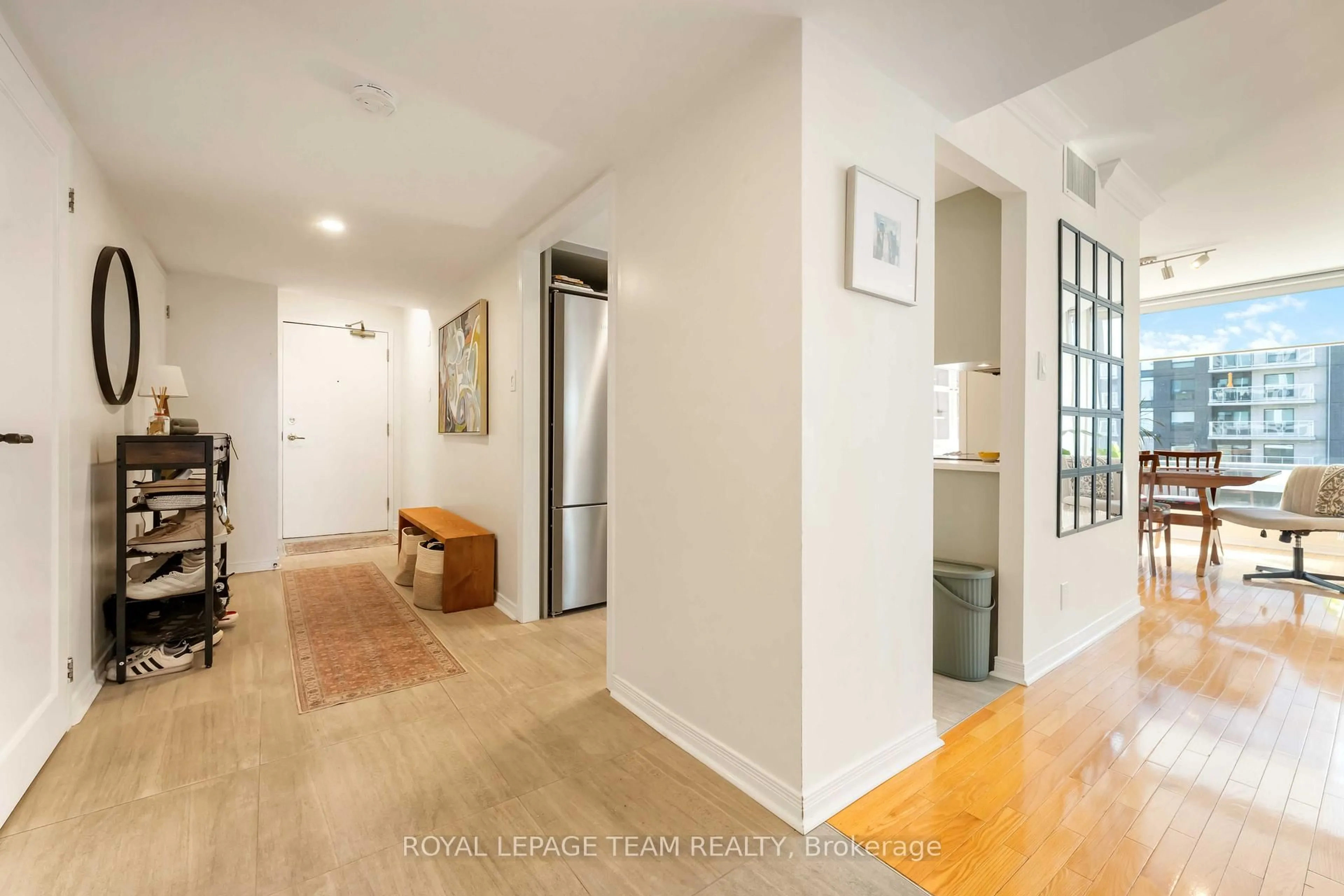 Indoor entryway for 160 George St #1806, Ottawa Ontario K1N 9M2