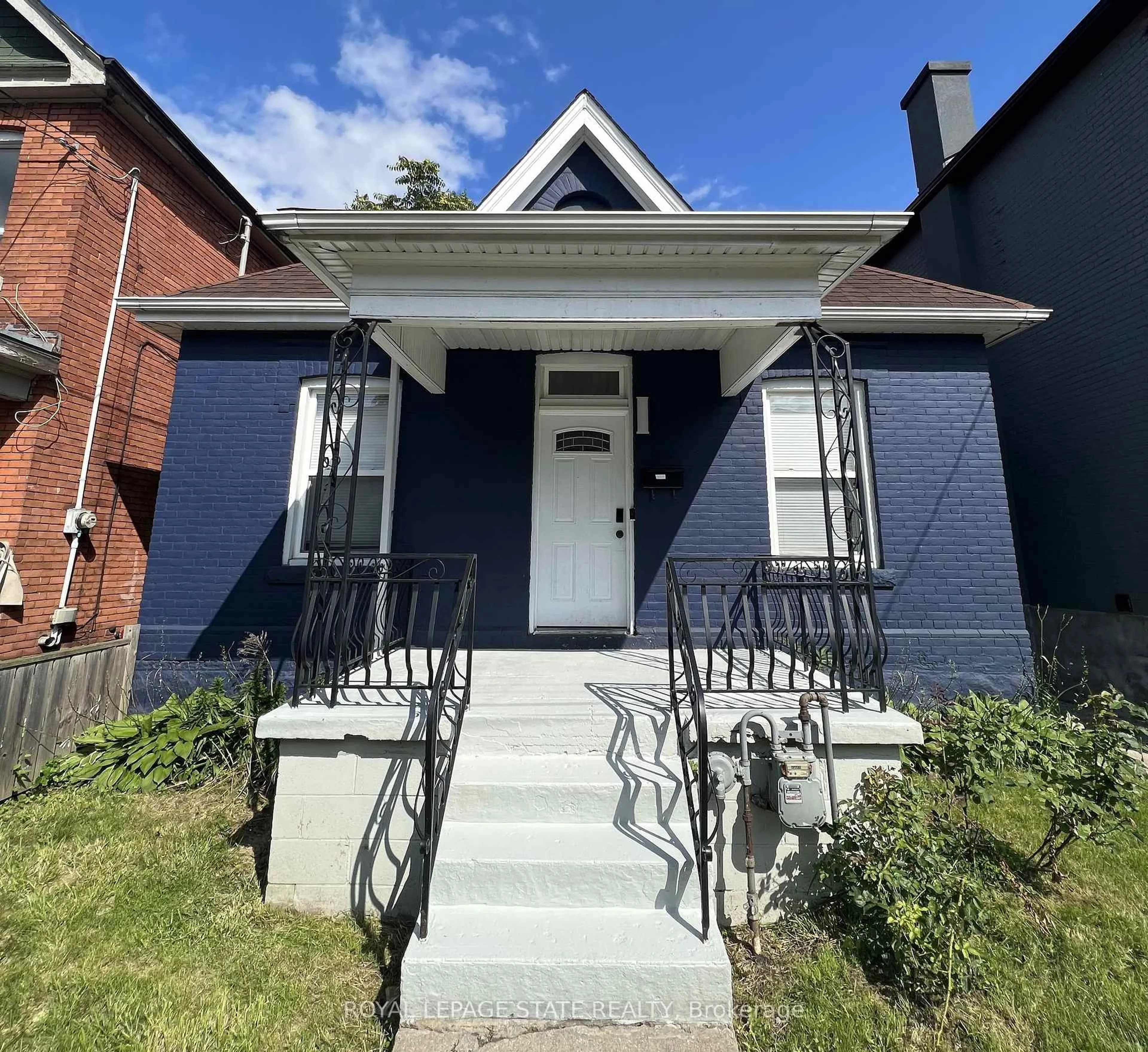 Home with brick exterior material, street for 44 Madison Ave, Hamilton Ontario L8L 5Y1