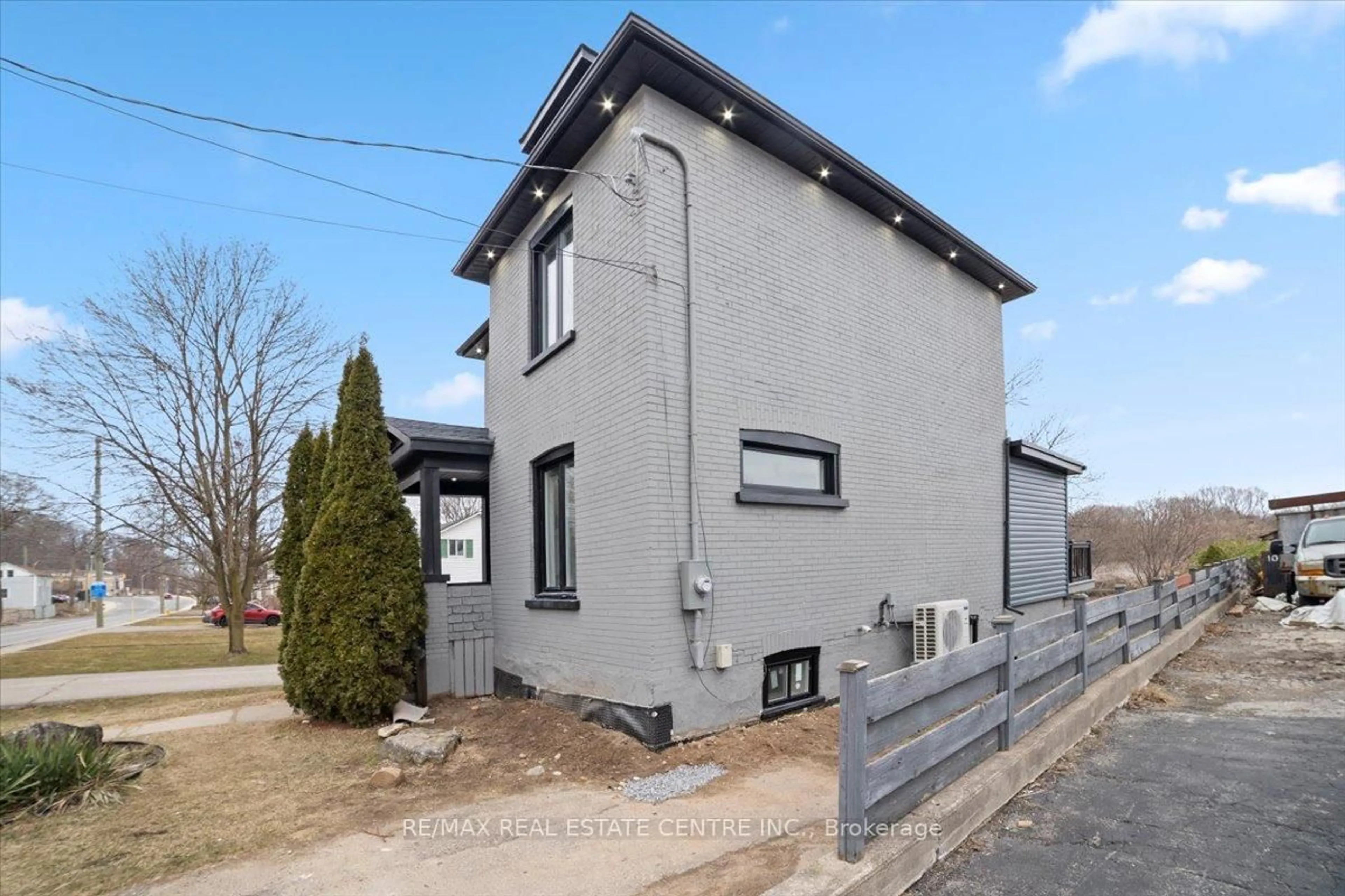 Home with brick exterior material, building for 401 Fountain St, Cambridge Ontario N3H 1J2