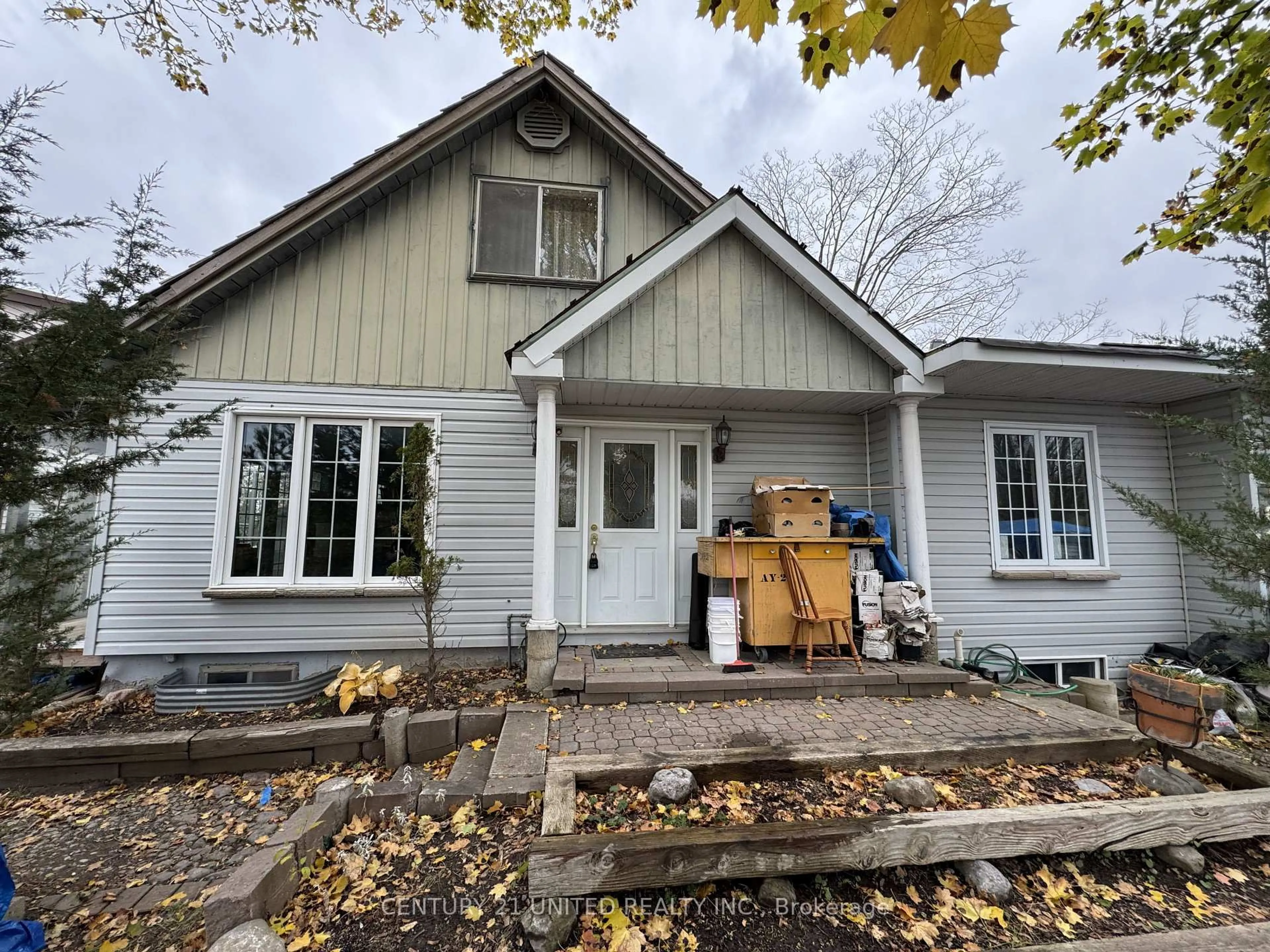 Home with vinyl exterior material, street for 811 Morphet Ave, Peterborough Ontario K9J 2X7