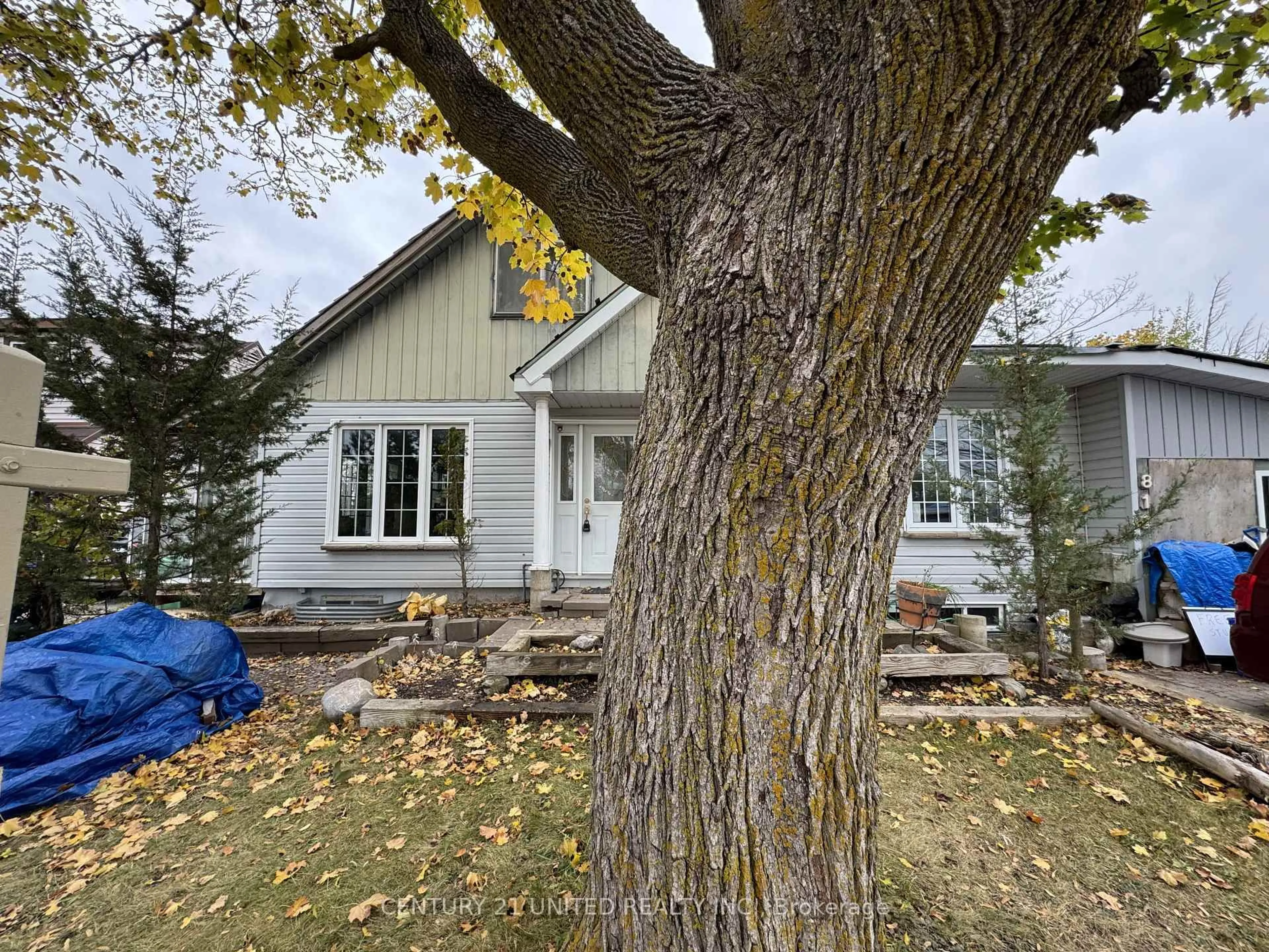 Home with vinyl exterior material, street for 811 Morphet Ave, Peterborough Ontario K9J 2X7